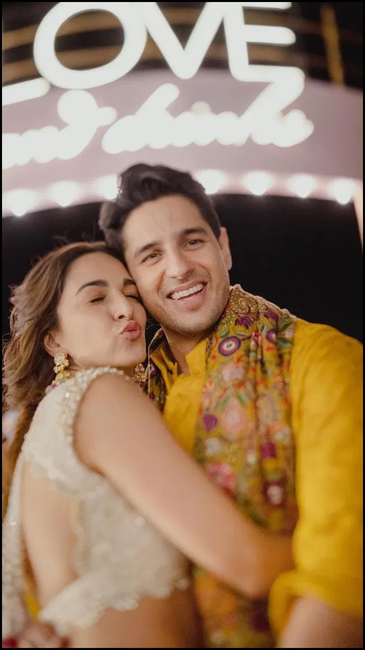 ਕਿਆਰਾ ਨੇ ਸਿਧਾਰਥ ਨਾਲ ਵੱਖ-ਵੱਖ ਪੋਜੇਸ 'ਚ ਸਵੀਰਾਂ ਸ਼ੇਅਰ ਕੀਤੀਆਂ ਹਨ। ਫੋਟੋਆਂ ਦੇਖ ਕੇ ਪ੍ਰਸ਼ੰਸਕ ਵੀ ਤਾਰੀਫ ਕਰਦੇ ਨਹੀਂ ਥੱਕ ਰਹੇ ਹਨ। ਪ੍ਰਸ਼ੰਸਕ ਨੂੰ ਤਾਂ ਇਨ੍ਹਾਂ ਤਸਵੀਰਾਂ ਦਾ ਇੰਤਜ਼ਾਰ ਸੀ। ਵਿਆਹ ਤੋਂ ਬਾਅਦ ਕਪਲ ਨੇ ਜਿਆਦਾ ਤਸਵੀਰਾਂ ਸ਼ੇਅਰ ਨਹੀਂ ਕੀਤੀਆਂ ਸਨ। ਪਿਛਲਾ ਕੁਝ ਸਮਾਂ ਇਸ ਜੋੜੇ ਲਈ ਕਾਫੀ ਰੁਝੇਵਿਆਂ ਭਰਿਆ ਰਿਹਾ ਹੈ। ਵਿਆਹ ਤੋਂ ਬਾਅਦ ਬੈਕ-ਟੂ-ਬੈਕ ਫੰਕਸ਼ਨਾਂ ਅਟੈਂਡ ਕੀਤੇ ਹਨ। ਮੁੰਬਈ ਰਿਸੈਪਸ਼ਨ ਦੀਆਂ ਤਸਵੀਰਾਂ ਵੀ ਸੋਸ਼ਲ ਮੀਡੀਆ 'ਤੇ ਵਾਇਰਲ ਹੋ ਰਹੀਆਂ ਹਨ।