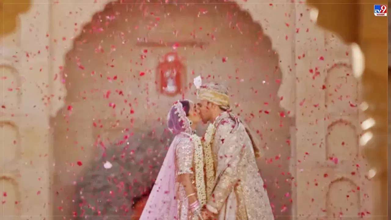 ਇਹ ਖ਼ੂਬਸੂਰਤ ਪਲ ਉਦੋਂ ਹੋਰ ਵੀ ਖ਼ੂਬਸੂਰਤ ਹੋ ਗਿਆ ਜਦੋਂ ਸਿਧਾਰਥ ਅਤੇ ਕਿਆਰਾ ਨੇ ਵਿਆਹ ਤੋਂ ਬਾਅਦ ਆਪਣੀ ਪਹਿਲੀ ਕਿੱਸ ਕੀਤੀ। ਸਿਧਾਰਥ ਅਤੇ ਕਿਆਰਾ ਦੇ ਪਿਆਰ ਨੂੰ ਦੇਖ ਕੇ ਤੁਸੀਂ ਵੀ ਕਹੋਗੇ ਕਿ ਇਹ ਜੋੜੀ ਹੁਣ ਤੱਕ ਦੀ ਸਭ ਤੋਂ ਖੂਬਸੂਰਤ ਜੋੜੀ ਹੈ।