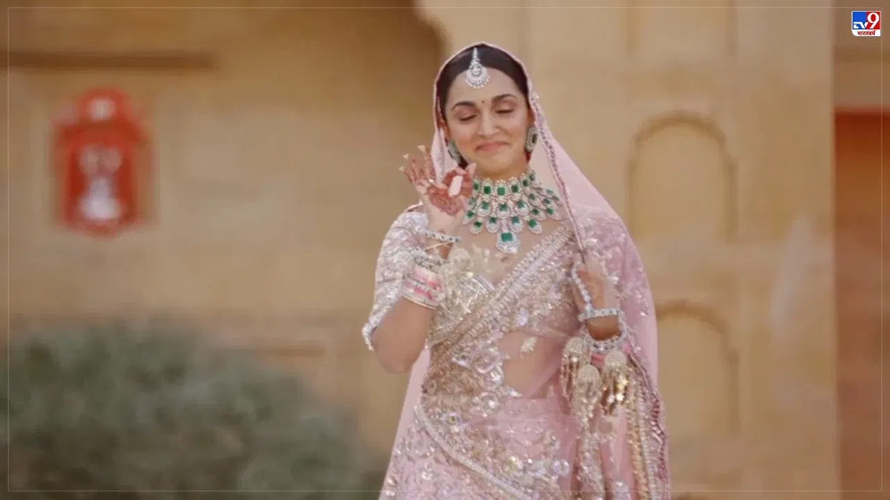 ਲਾੜੇ ਰਾਜਾ ਸਿਧਾਰਥ ਨੂੰ ਦੇਖ ਕੇ ਕਿਆਰਾ ਨੇ ਉਨ੍ਹਾਂ ਦੀ ਤਾਰੀਫ ਕੀਤੀ। ਜਦੋਂ ਕਿ ਸਿਧਾਰਥ ਆਪਣੀ ਦੁਲਹਨ ਨੂੰ ਦੇਖਦੇ ਹੀ ਰਹਿ ਗਏ। ਦੋਹਾਂ ਤੋਂ ਅੱਖਾਂ ਹਟਾਉਣੀਆਂ ਔਖੀਆਂ ਹਨ।