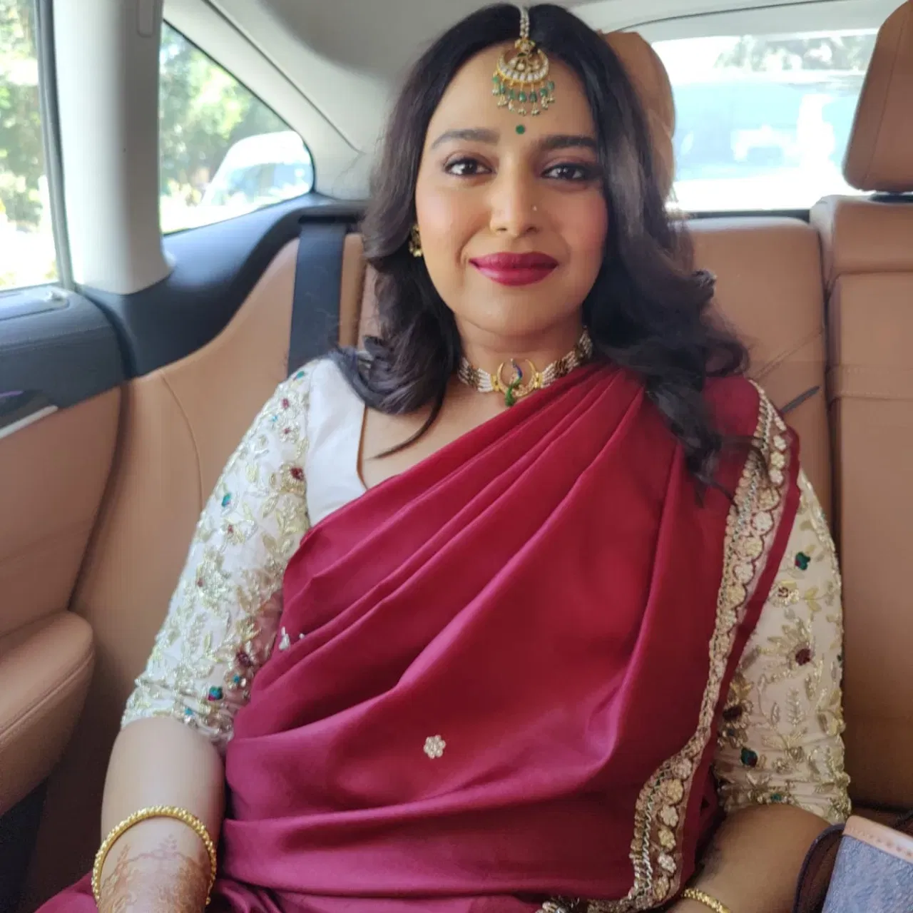 ਸਵਰਾ ਨੇ ਆਪਣੇ ਟਵੀਟ ਰਾਹੀਂ ਦੱਸਿਆ ਹੈ ਕਿ ਉਨ੍ਹਾਂ ਨੇ ਕੋਰਟ ਮੈਰਿਜ ਦੌਰਾਨ ਆਪਣੀ ਮਾਂ ਦੀ ਸਾੜੀ ਅਤੇ ਗਹਿਣੇ ਪਹਿਨੇ ਹੋਏ ਸਨ। ਸਵਰਾ ਨੇ ਆਪਣੇ ਟਵੀਟ 'ਚ ਲਿਖਿਆ, ''ਪਰਿਵਾਰ ਅਤੇ ਦੋਸਤਾਂ ਵਰਗੇ ਪਰਿਵਾਰ ਦਾ ਪਿਆਰ, ਸਮਰਥਨ ਅਤੇ ਖੁਸ਼ੀਆਂ ਪਾ ਕੇ ਬਹੁਤ ਖੁਸ਼ ਹਾਂ! ਮੇਰੀ ਮਾਂ ਦੀ ਸਾੜੀ ਅਤੇ ਉਨ੍ਹਾਂ ਦੇ ਗਹਿਣੇ .. ਅਤੇ ਅਸੀਂ ਸਪੈਸ਼ਲ ਮੈਰਿਜ ਐਕਟ ਦੇ ਤਹਿਤ ਰਜਿਸਟਰਡ ਕਰਵਾਇਆ। ਹੁਣ ਤਿਆਰ ਹੋ ਜਾਓ ਸ਼ਹਿਨਾਈ ਵਾਲੇ ਵਿਆਹ ਲਈ । (ਟਵਿੱਟਰ)