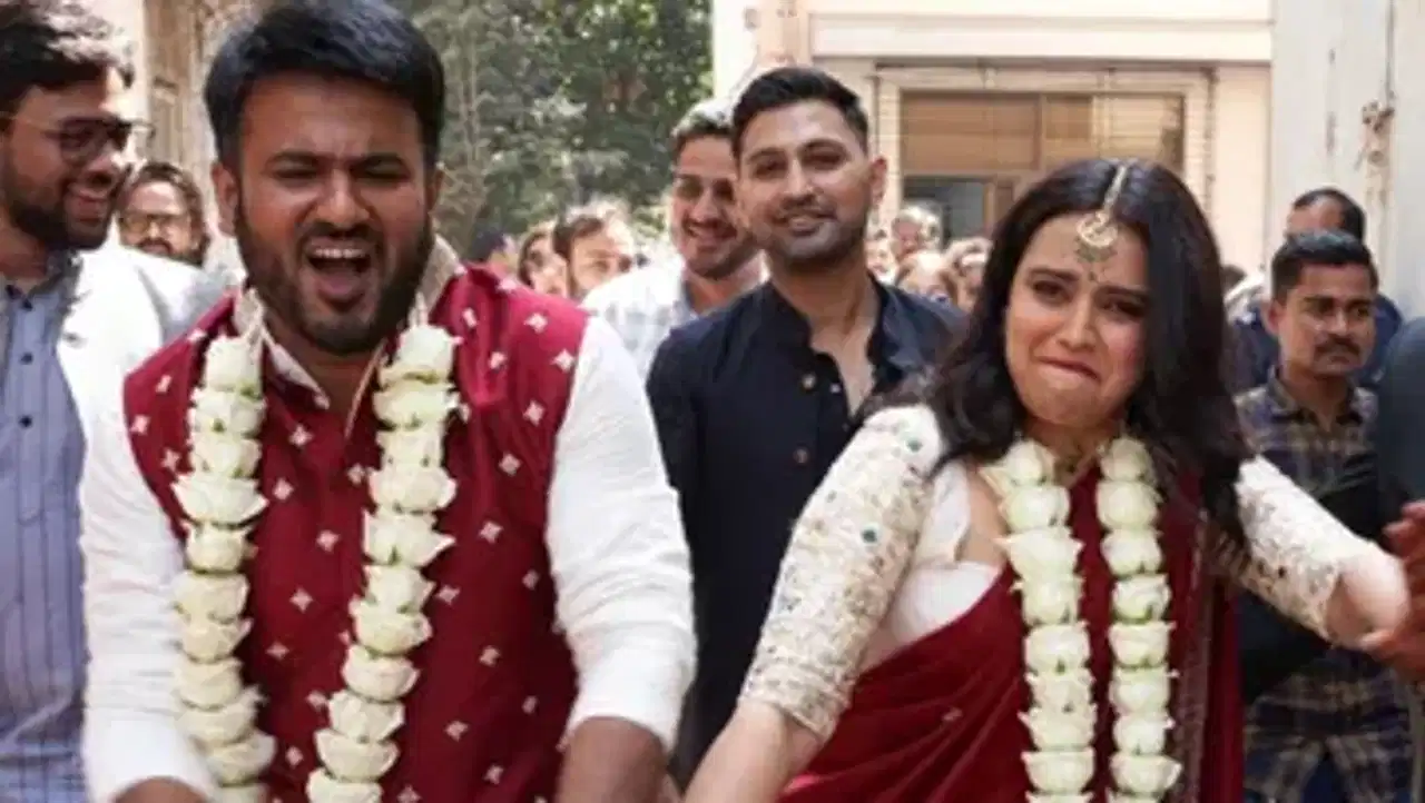 ਕੋਰਟ ਦੇ ਬਾਹਰ ਪਤੀ ਫਹਿਦ ਦਾ ਹੱਥ ਫੜ ਕੇ ਢੋਲ ਤੇ ਡਾਂਸ ਕਰਦੀ ਨਜਰ ਆਈ ਸਵਰਾ, ਵੀਡੀਓ ਵਾਇਰਲ