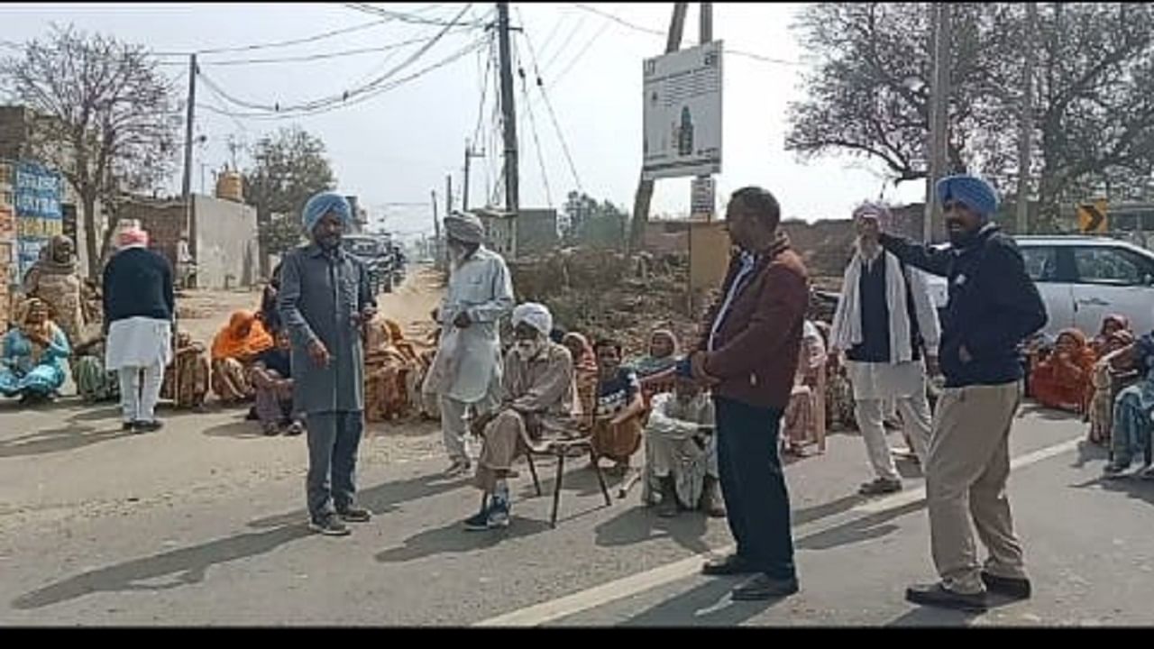 Protest against Depot Holder: ਡਿਪੂਆਂ ਤੋਂ ਕਣਕ ਨਾ ਮਿਲਣ ਤੋਂ ਨਾਰਾਜ ਭਾਰਤ ਮੁਕਤੀ ਮੋਰਚਾ ਨੇ ਜਾਮ ਕੀਤੀ ਸੜਕ Protest against Depot Holder: ਡਿਪੂਆਂ ਤੋਂ ਕਣਕ ਨਾ ਮਿਲਣ ਤੋਂ ਨਾਰਾਜ ਭਾਰਤ ਮੁਕਤੀ ਮੋਰਚਾ ਨੇ ਜਾਮ ਕੀਤੀ ਸੜਕ