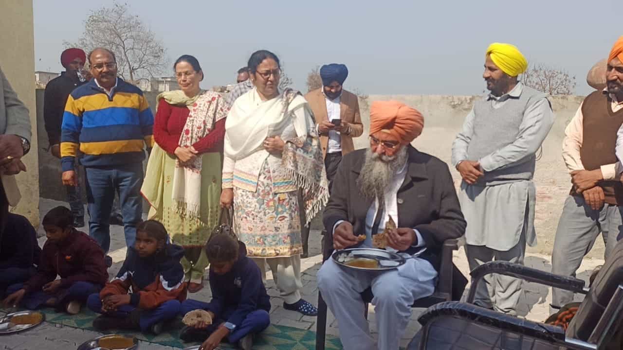 ਵਿਧਾਨ ਸਭਾ ਸਪੀਕਰ ਨੇ ਕੀਤੀ ਸਕੂਲ ਚ ਮਿਡ ਡੇਅ ਮੀਲ ਦੀ ਚੈਕਿੰਗ, ਬੱਚਿਆਂ ਨਾਲ ਬਹਿ ਕੇ ਖਾਧਾ ਖਾਣਾ