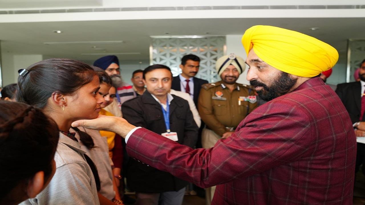 ਅੰਮ੍ਰਿਤਸਰ ਦੀਆਂ ਵਿਦਿਆਰਥਣਾਂ ਨੇ ਇਸਰੋ ਲਈ ਬਣਾਈ ਚਿੱਪ, ਸੀਐਮ ਨੇ ਕੀਤਾ ਸਨਮਾਨ ਅੰਮ੍ਰਿਤਸਰ ਦੀਆਂ ਵਿਦਿਆਰਥਣਾਂ ਨੇ ਇਸਰੋ ਲਈ ਬਣਾਈ ਚਿੱਪ, ਸੀਐਮ ਨੇ ਕੀਤਾ ਸਨਮਾਨ