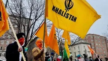 Khalistani Flag in Australia: ਮੰਦਰਾਂ ਤੋਂ ਬਾਅਦ ਹੁਣ ਭਾਰਤੀ ਵਣਜ ਦੂਤਘਰ ਨੂੰ ਬਣਾਇਆ ਨਿਸ਼ਾਨਾ, ਲਹਿਰਾਇਆ ਗਿਆ ਖਾਲਿਸਤਾਨੀ ਝੰਡਾ Khalistani Flag in Australia: ਮੰਦਰਾਂ ਤੋਂ ਬਾਅਦ ਹੁਣ ਭਾਰਤੀ ਵਣਜ ਦੂਤਘਰ ਨੂੰ ਬਣਾਇਆ ਨਿਸ਼ਾਨਾ, ਲਹਿਰਾਇਆ ਗਿਆ ਖਾਲਿਸਤਾਨੀ ਝੰਡਾ