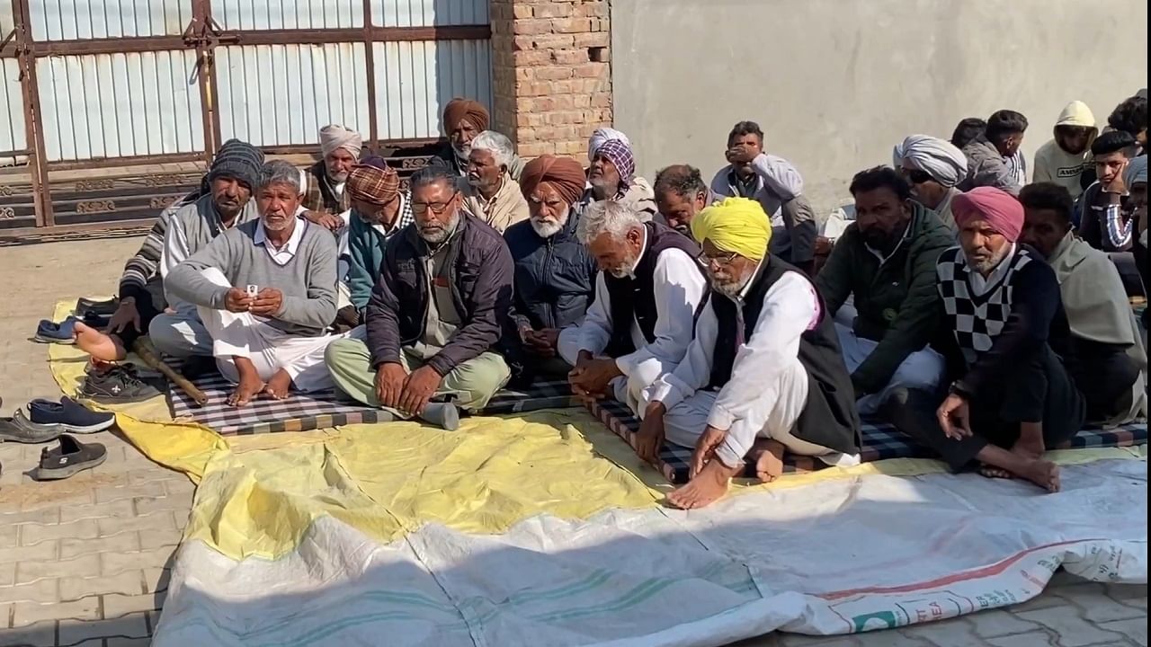 21 ਲੱਖ ਦੇ ਕਰਜ ਦੇ ਬੋਝ ਹੇਠ ਦੱਬੇ 22 ਸਾਲਾ ਨੌਜਵਾਨ ਕਿਸਾਨ ਵੱਲੋਂ ਖੁਦਕੁਸ਼ੀ 21 ਲੱਖ ਦੇ ਕਰਜ ਦੇ ਬੋਝ ਹੇਠ ਦੱਬੇ 22 ਸਾਲਾ ਨੌਜਵਾਨ ਕਿਸਾਨ ਵੱਲੋਂ ਖੁਦਕੁਸ਼ੀ
