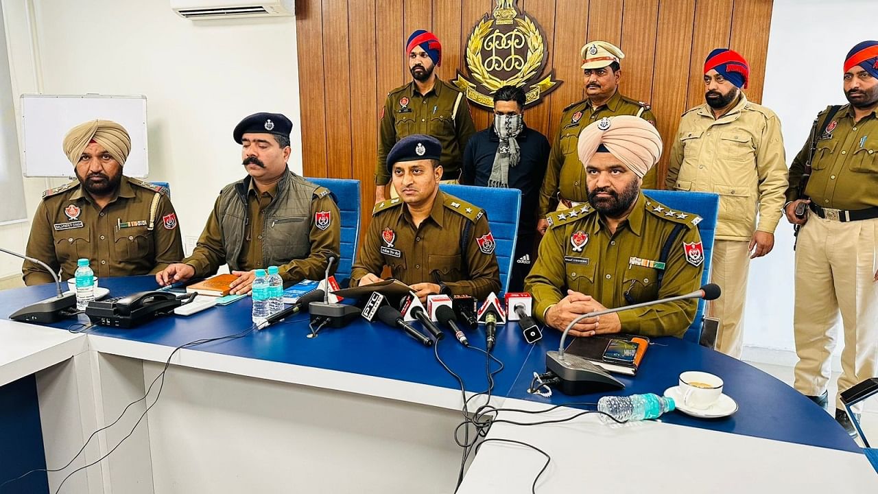 ਡਾਕ ਪਾਰਸਲ ਰਾਹੀਂ ਵਿਦੇਸ਼ਾਂ ਵਿੱਚ ਅਫ਼ੀਮ ਸਪਲਾਈ ਕਰਨ ਵਾਲੇ ਗਿਰੋਹ ਦਾ ਪਰਦਾਫਾਸ਼ ਡਾਕ ਪਾਰਸਲ ਰਾਹੀਂ ਵਿਦੇਸ਼ਾਂ ਵਿੱਚ ਅਫ਼ੀਮ ਸਪਲਾਈ ਕਰਨ ਵਾਲੇ ਗਿਰੋਹ ਦਾ ਪਰਦਾਫਾਸ਼