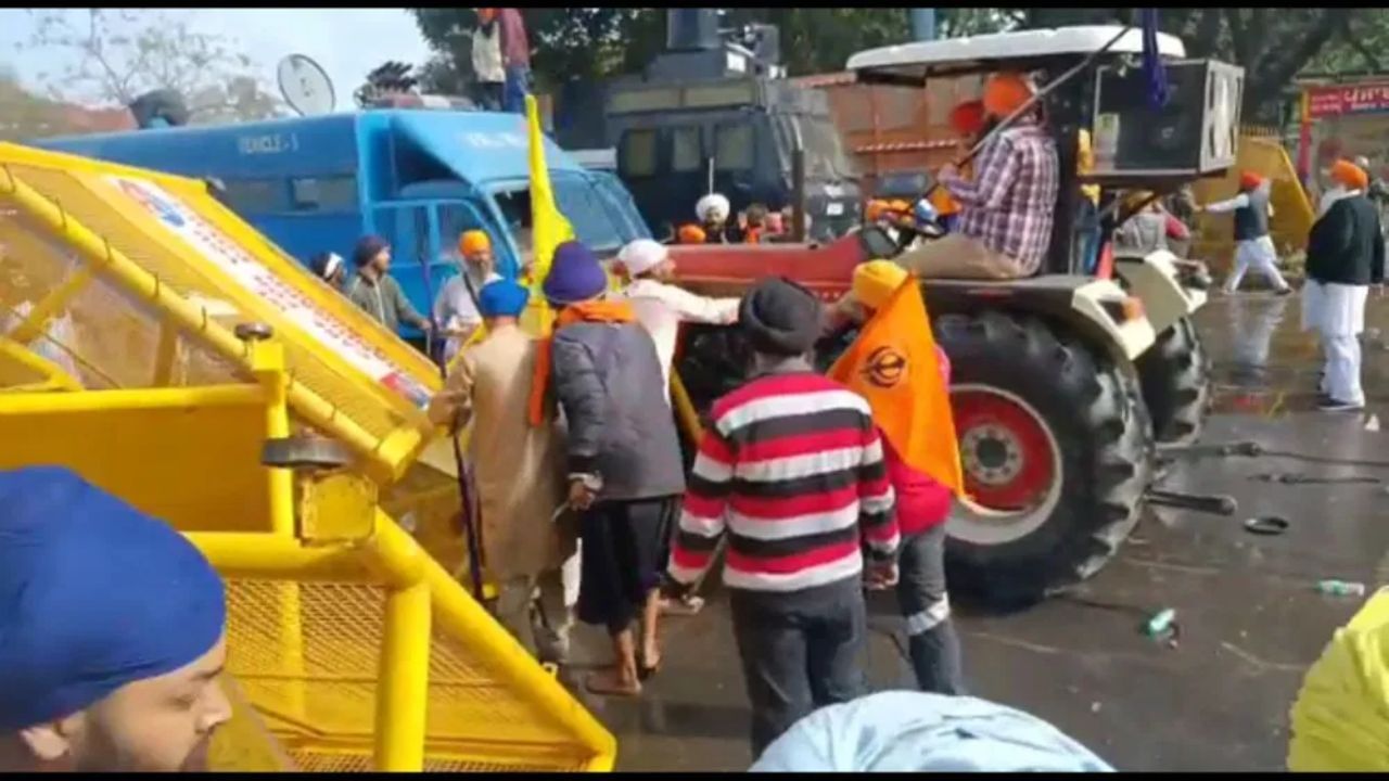 ਚੰਡੀਗੜ੍ਹ ਪੁਲਿਸ ਨੇ ਪ੍ਰਦਰਸ਼ਨਕਾਰੀਆਂ ਦੀਆਂ ਤਸਵੀਰਾਂ ਜਨਤਕ ਕਰਕੇ ਲੋਕਾਂ ਤੋਂ ਮੰਗੀ ਜਾਣਕਾਰੀ ਚੰਡੀਗੜ੍ਹ ਪੁਲਿਸ ਨੇ ਪ੍ਰਦਰਸ਼ਨਕਾਰੀਆਂ ਦੀਆਂ ਤਸਵੀਰਾਂ ਜਨਤਕ ਕਰਕੇ ਲੋਕਾਂ ਤੋਂ ਮੰਗੀ ਜਾਣਕਾਰੀ
