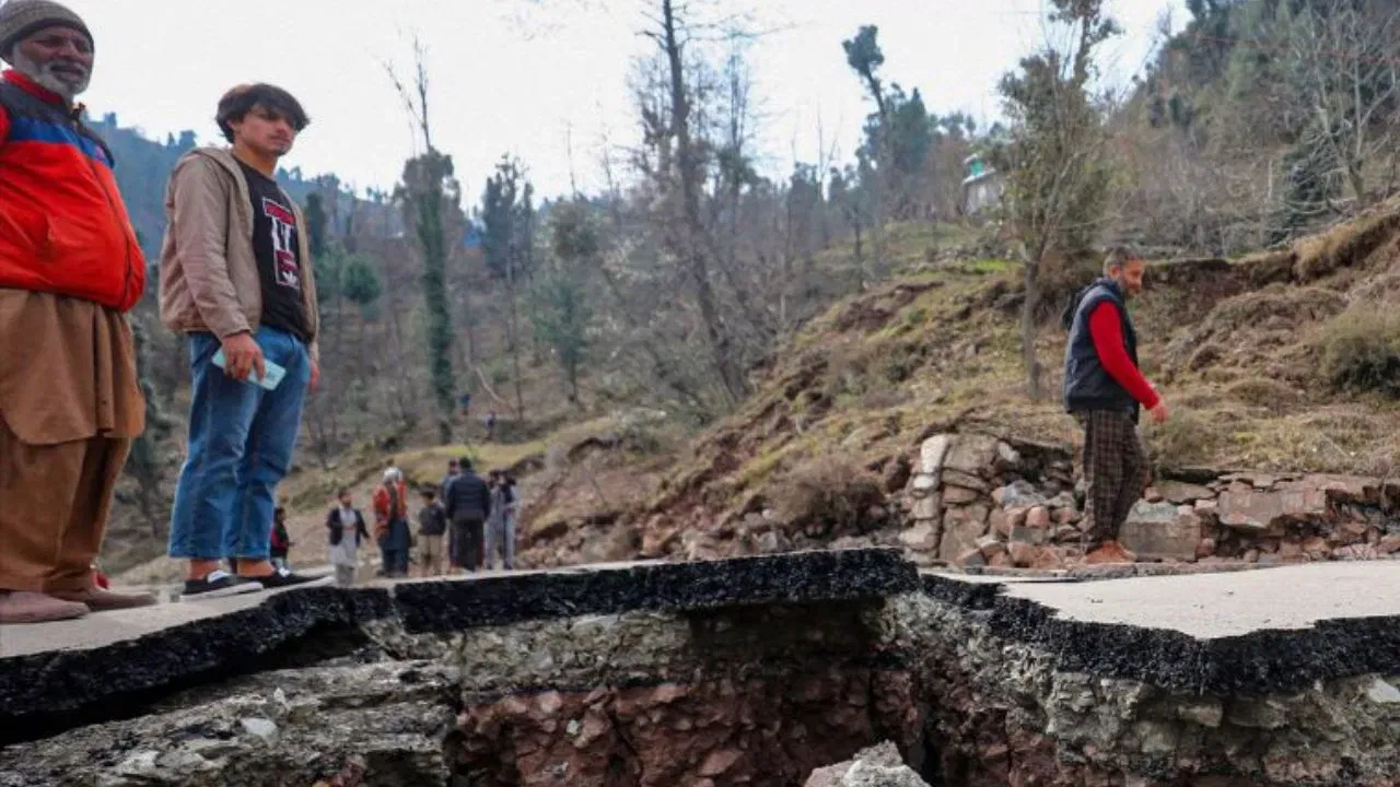 Uttrakhand & Himachal Flood : ਉੱਤਰਾਖੰਡ ‘ਚ ਬੱਦਲ ਫਟੇ, ਜ਼ਮੀਨ ਖਿਸਕੀ, ਹਰ ਪਾਸੇ ਤਬਾਹੀ, ਹੇਮਕੁੰਟ ਸਾਹਿਬ ਜਾਣ ‘ਚ ਭਾਰੀ ਪਰੇਸ਼ਾਨੀ Uttrakhand & Himachal Flood : ਉੱਤਰਾਖੰਡ ‘ਚ ਬੱਦਲ ਫਟੇ, ਜ਼ਮੀਨ ਖਿਸਕੀ, ਹਰ ਪਾਸੇ ਤਬਾਹੀ, ਹੇਮਕੁੰਟ ਸਾਹਿਬ ਜਾਣ ‘ਚ ਭਾਰੀ ਪਰੇਸ਼ਾਨੀ