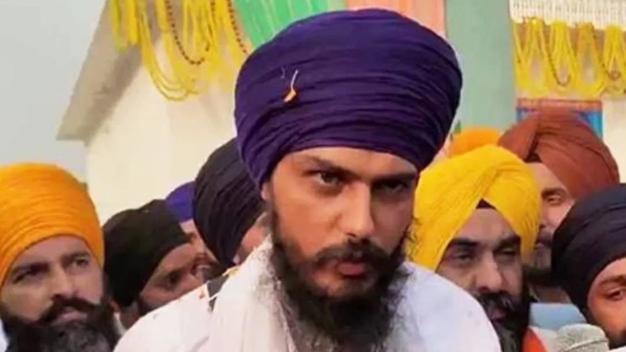Amritpal Singh: ਨੇਪਾਲ ਰਾਹੀਂ ਪਾਕਿਸਤਾਨ ਭੱਜਣ ਦੀ ਕੋਸ਼ਿਸ਼ ਕਰ ਰਿਹਾ ਅੰਮ੍ਰਿਤਪਾਲ, ਹਾਈ ਅਲਰਟ Amritpal Singh: ਨੇਪਾਲ ਰਾਹੀਂ ਪਾਕਿਸਤਾਨ ਭੱਜਣ ਦੀ ਕੋਸ਼ਿਸ਼ ਕਰ ਰਿਹਾ ਅੰਮ੍ਰਿਤਪਾਲ, ਹਾਈ ਅਲਰਟ