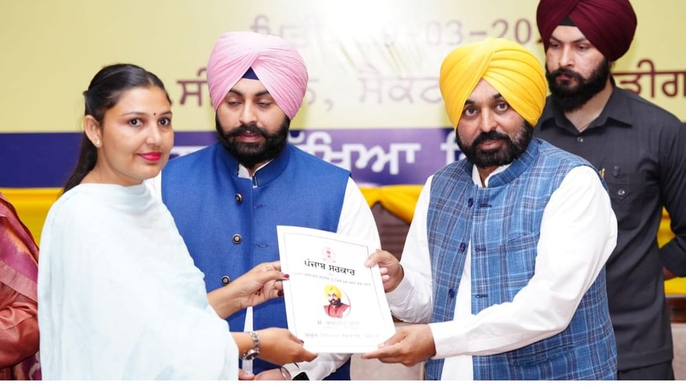 ਮੁੱਖ ਮੰਤਰੀ ਨੇ ਕਿਹਾ ਕਿ ਹੁਣ ਇਹ ਨੌਜਵਾਨ ਸਰਕਾਰ ਦਾ ਅਨਿੱਖੜਵਾ ਅੰਗ ਬਣ ਗਏ ਹਨ ਅਤੇ ਹੁਣ ਉਨ੍ਹਾਂ ਨੂੰ ਮਿਸ਼ਨਰੀ ਉਤਸ਼ਾਹ ਨਾਲ ਲੋਕਾਂ ਦੀ ਸੇਵਾ ਕਰਨੀ ਚਾਹੀਦੀ ਹੈ। ਭਗਵੰਤ ਮਾਨ ਨੇ ਉਮੀਦ ਜ਼ਾਹਰ ਕੀਤੀ ਕਿ ਨਵੇਂ ਭਰਤੀ ਹੋਏ ਨੌਜਵਾਨ ਆਪਣੀ ਕਲਮ ਦੀ ਵਰਤੋਂ ਸਮਾਜ ਦੇ ਦਬੇ-ਕੁਚਲੇ ਵਰਗਾਂ ਤੇ ਲੋੜਵੰਦਾਂ ਦੀ ਮਦਦ ਲਈ ਕਰਨਗੇ।