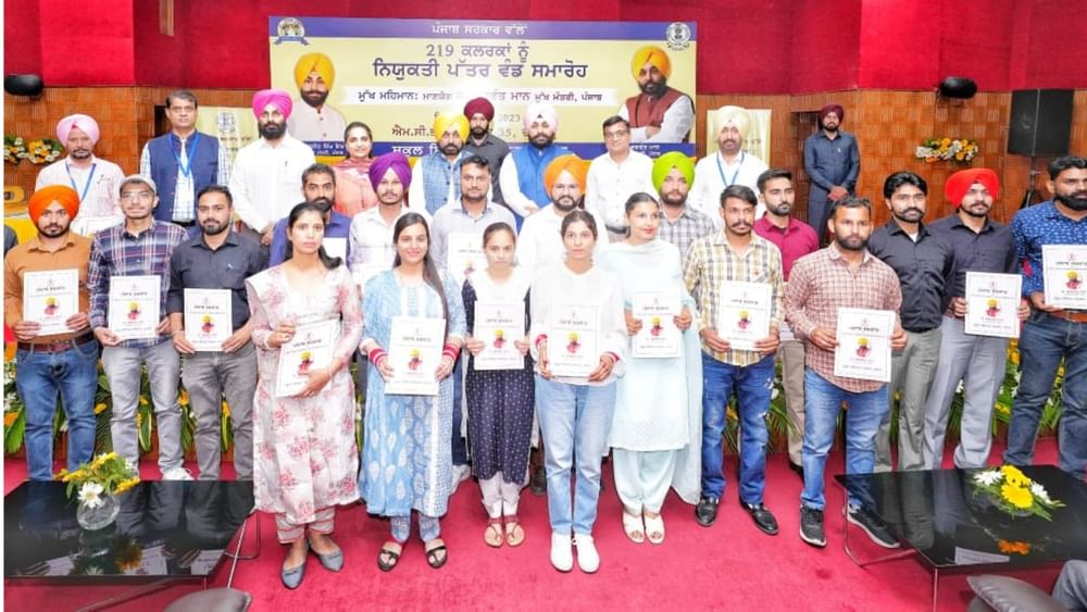 ਮੁੱਖ ਮੰਤਰੀ ਨੇ ਕਿਹਾ ਕਿ ਇਹ ਮਿਊਂਸਿਪਲ ਭਵਨ ਅਜਿਹੇ ਸਮਾਰੋਹਾਂ ਦਾ ਗਵਾਹ ਬਣ ਚੁੱਕਿਆ ਹੈ, ਜਿਨ੍ਹਾਂ ਵਿੱਚ ਨੌਜਵਾਨਾਂ ਨੂੰ ਵੱਖ-ਵੱਖ ਵਿਭਾਗਾਂ ਵਿੱਚ ਭਰਤੀ ਲਈ ਨਿਯੁਕਤੀ ਪੱਤਰ ਦਿੱਤੇ ਗਏ। ਉਨ੍ਹਾਂ ਕਿਹਾ ਕਿ ਇਸ ਤੋਂ ਸੂਬਾ ਸਰਕਾਰ ਦੀ ਇਹ ਵਚਨਬੱਧਤਾ ਝਲਕਦੀ ਹੈ ਕਿ ਉਹ ਨੌਜਵਾਨਾਂ ਦੀ ਭਲਾਈ ਅਤੇ ਉਨ੍ਹਾਂ ਲਈ ਰੋਜ਼ਗਾਰ ਦੇ ਨਵੇਂ ਦਿਸਹੱਦੇ ਸਿਰਜਣ ਲਈ ਯਤਨਸ਼ੀਲ ਹੈ।