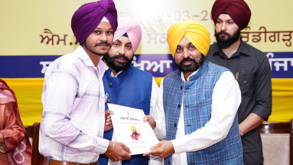 ਨੌਜਵਾਨਾਂ ਦੀ ਅਥਾਹ ਸ਼ਕਤੀ ਨੂੰ ਉਸਾਰੂ ਦਿਸ਼ਾ ਵਿੱਚ ਲਾਉਣ ਦੀ ਸੂਬਾ ਸਰਕਾਰ ਦੀ ਦ੍ਰਿੜ੍ਹ ਵਚਨਬੱਧਤਾ ਦੁਹਰਾਉਂਦਿਆਂ ਪੰਜਾਬ ਦੇ ਮੁੱਖ ਮੰਤਰੀ ਭਗਵੰਤ ਮਾਨ ਨੇ ਬੁੱਧਵਾਰ ਨੂੰ 219 ਕਲਰਕਾਂ ਅਤੇ 26 ਨੌਜਵਾਨਾਂ ਨੂੰ ਤਰਸ ਦੇ ਆਧਾਰ ਭਰਤੀ ਲਈ ਨਿਯੁਕਤੀ ਪੱਤਰ ਸੌਂਪੇ, ਜਿਸ ਨਾਲ ਹੁਣ ਤੱਕ ਸਰਕਾਰੀ ਨੌਕਰੀਆਂ ਹਾਸਲ ਕਰਨ ਵਾਲੇ ਨੌਜਵਾਨਾਂ ਦੀ ਕੁੱਲ ਗਿਣਤੀ 27,042 ਹੋ ਗਈ।