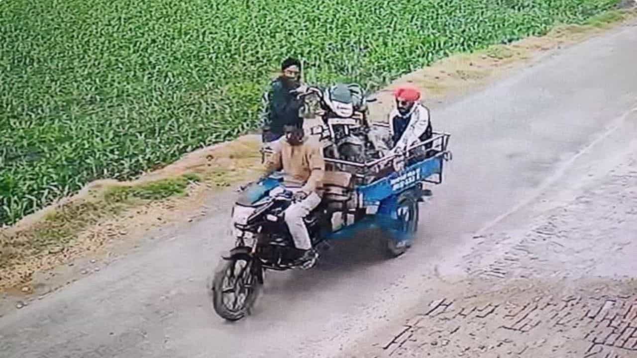 Bike Puncture ਦੇ ਬਹਾਨੇ ਮੰਗੀ ਲਿਫਟ ਅੰਮ੍ਰਿਤਪਾਲ ਦੀ ਮਦਦ ਕਰਨ ਵਾਲੇ ਰੇਹੜੀ ਚਾਲਕ ਦਾ ਖੁਲਾਸਾ