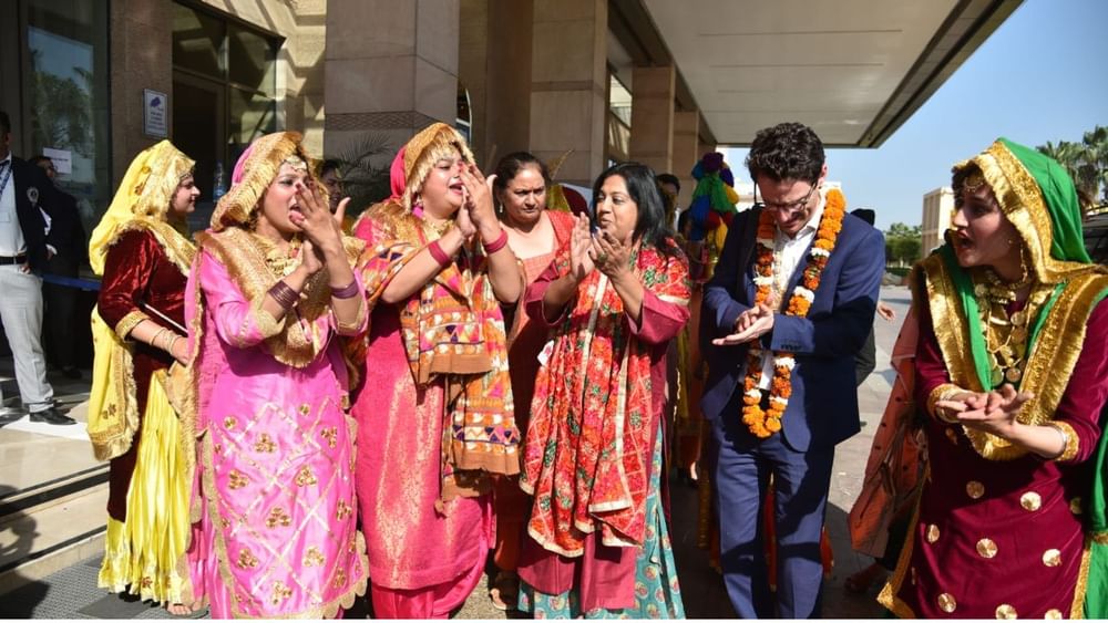 ਪੰਜਾਬੀ ਮੁਟਿਆਰਾਂ ਨੇ ਜਦੋਂ ਭੰਗੜਾ ਪਾ ਕੇ ਵਿਦੇਸ਼ੀ ਮਹਿਮਾਨਾਂ ਦੇ ਸਵਾਗਤ ਕੀਤਾ ਤਾਂ ਉਹ ਵੀ ਖੁਦ ਨੂੰ ਰੋਕ ਨਹੀਂ ਸਕੇ। ਉਨ੍ਹਾਂ ਨੇ ਕਲਾਕਾਰਾਂ ਦੇ ਨਾਲ ਨੱਚਣਾ ਸ਼ੁਰੂ ਕਰ ਦਿੱਤਾ।