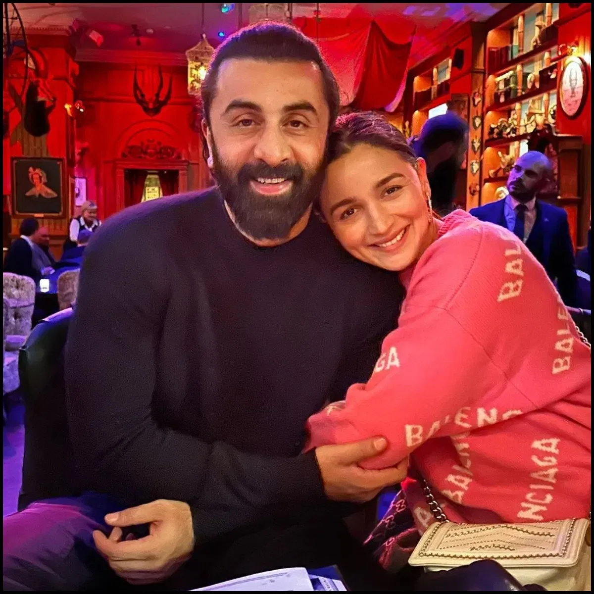 ਤਸਵੀਰਾਂ 'ਚ ਰਣਬੀਰ ਕਪੂਰ ਨਾਲ ਆਲੀਆ ਦੀ ਜੋੜੀ ਕਾਫੀ ਖਾਸ ਲੱਗ ਰਹੀ ਹੈ। ਰਣਬੀਰ ਨੇ ਆਪਣੇ ਲੰਬੇ ਵਾਲਾਂ ਨੂੰ ਬੰਨ੍ਹਿਆ ਹੈ ਅਤੇ ਉਨ੍ਹਾਂ ਦਾ ਸਟਾਈਲ ਬਿਲਕੁਲ ਵੱਖਰਾ ਨਜ਼ਰ ਆ ਰਿਹਾ ਹੈ। ਬਾਲੀਵੁੱਡ ਦੀ ਇਹ ਪਾਵਰ ਕਪਲ ਹੱਸਦੇ ਨਜ਼ਰ ਆ ਰਹੇ ਹਨ। ਵਿਆਹ ਤੋਂ ਬਾਅਦ ਦੋਵੇਂ ਆਪਣੇ ਰਿਸ਼ਤੇ ਨੂੰ ਲੈ ਕੇ ਕਾਫੀ ਮੁਖਰ ਹਨ ਅਤੇ ਇਕ-ਦੂਜੇ ਬਾਰੇ ਖੁੱਲ੍ਹ ਕੇ ਗੱਲ ਕਰਦੇ ਹਨ। (ਫੋਟੋ ਕ੍ਰੈਡਿਟ- ਇੰਸਟਾਗ੍ਰਾਮ)
