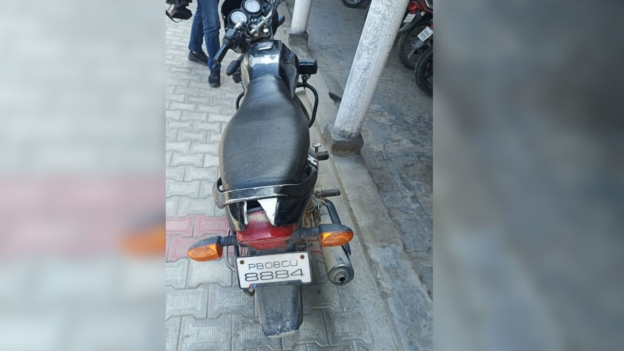 Brezza Car ‘ਤੋਂ ਬਾਅਦ ਜਿਸ Bike ‘ਤੇ ਫਰਾਰ ਹੋਇਆ ਸੀ ਅੰਮ੍ਰਿਤਪਾਲ ਸਿੰਘ…ਪੁਲਿਸ ਨੇ ਕੀਤੀ ਬਰਾਮਦ Brezza Car ‘ਤੋਂ ਬਾਅਦ ਜਿਸ Bike ‘ਤੇ ਫਰਾਰ ਹੋਇਆ ਸੀ ਅੰਮ੍ਰਿਤਪਾਲ ਸਿੰਘ…ਪੁਲਿਸ ਨੇ ਕੀਤੀ ਬਰਾਮਦ