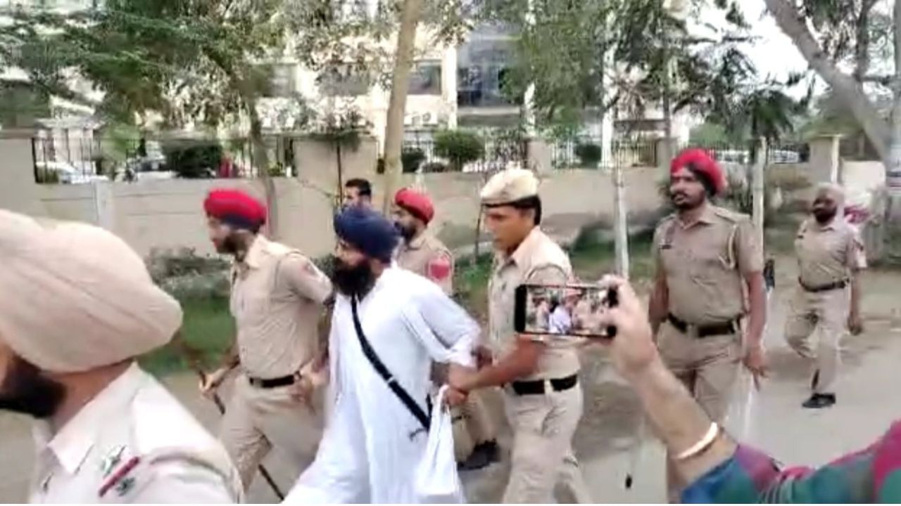 Fazilka ‘ਚ ਵਾਰਿਸ ਪੰਜਾਬ ਦੇ ਜਥੇਬੰਦੀ ਨਾਲ ਸਬੰਧਤ ਇਕ ਹੋਰ ਵਿਅਕਤੀ ਹਿਰਾਸਤ ‘ਚ Fazilka ‘ਚ ਵਾਰਿਸ ਪੰਜਾਬ ਦੇ ਜਥੇਬੰਦੀ ਨਾਲ ਸਬੰਧਤ ਇਕ ਹੋਰ ਵਿਅਕਤੀ ਹਿਰਾਸਤ ‘ਚ
