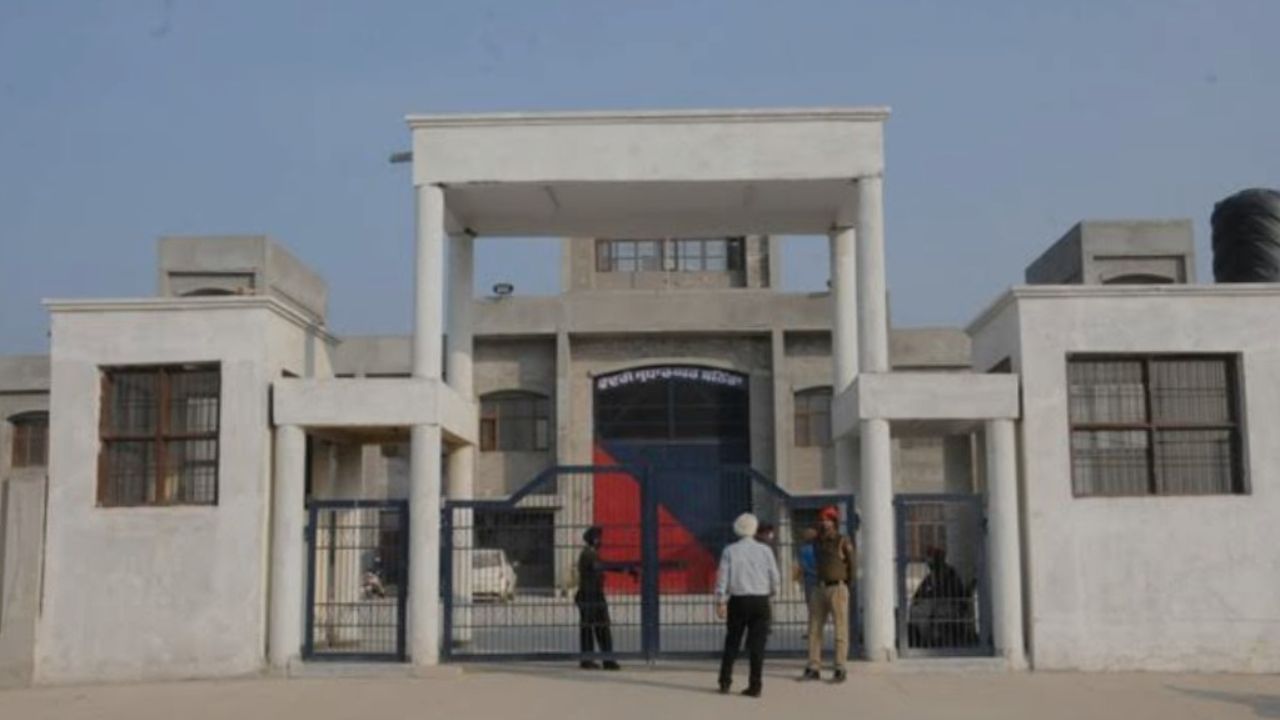 Batinda Jail: ਬਠਿੰਡਾ ਦੀ ਕੇਂਦਰੀ ਜੇਲ੍ਹ ‘ਚੋਂ ਮੁੜ ਮਿਲੇ ਮੋਬਾਇਲ ਅਤੇ ਐਕਸਸਰੀਜ Batinda Jail: ਬਠਿੰਡਾ ਦੀ ਕੇਂਦਰੀ ਜੇਲ੍ਹ ‘ਚੋਂ ਮੁੜ ਮਿਲੇ ਮੋਬਾਇਲ ਅਤੇ ਐਕਸਸਰੀਜ