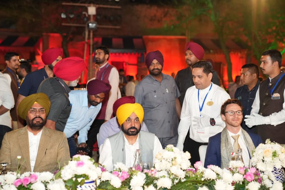 ਮੁੱਖ ਮੰਤਰੀ ਨੇ ਡੈਲੀਗੇਟਾਂ ਨੂੰ ਜਾਣੂ ਕਰਵਾਇਆ ਕਿ ਗੁਰੂਆਂ ਤੇ ਪੀਰਾਂ ਦੀ ਵਰੋਸਾਈ ਇਸ ਧਰਤੀ ਨੇ ਕਈ ਬਹਾਦਰ ਪੁੱਤਰ ਪੈਦਾ ਕੀਤੇ ਹਨ, ਜਿਨ੍ਹਾਂ ਨੇ ਆਪਣੀ ਸਖ਼ਤ ਮਿਹਨਤ ਅਤੇ ਲਗਨ ਨਾਲ ਹਰ ਖੇਤਰ ਵਿੱਚ ਵੱਖਰਾ ਮੁਕਾਮ ਕਾਇਮ ਕੀਤਾ ਹੈ। ਉਨ੍ਹਾਂ ਕਿਹਾ ਕਿ ਦੇਸ਼ ਦਾ ਅੰਨਦਾਤਾ ਹੋਣ ਦੇ ਨਾਲ-ਨਾਲ ਪੰਜਾਬ ਨੂੰ ਕਈ ਨਾਮੀ ਉੱਦਮੀ ਅਤੇ ਉਦਯੋਗਪਤੀ ਪੈਦਾ ਕਰਨ ਦਾ ਵੀ ਮਾਣ ਹਾਸਲ ਹੈ।