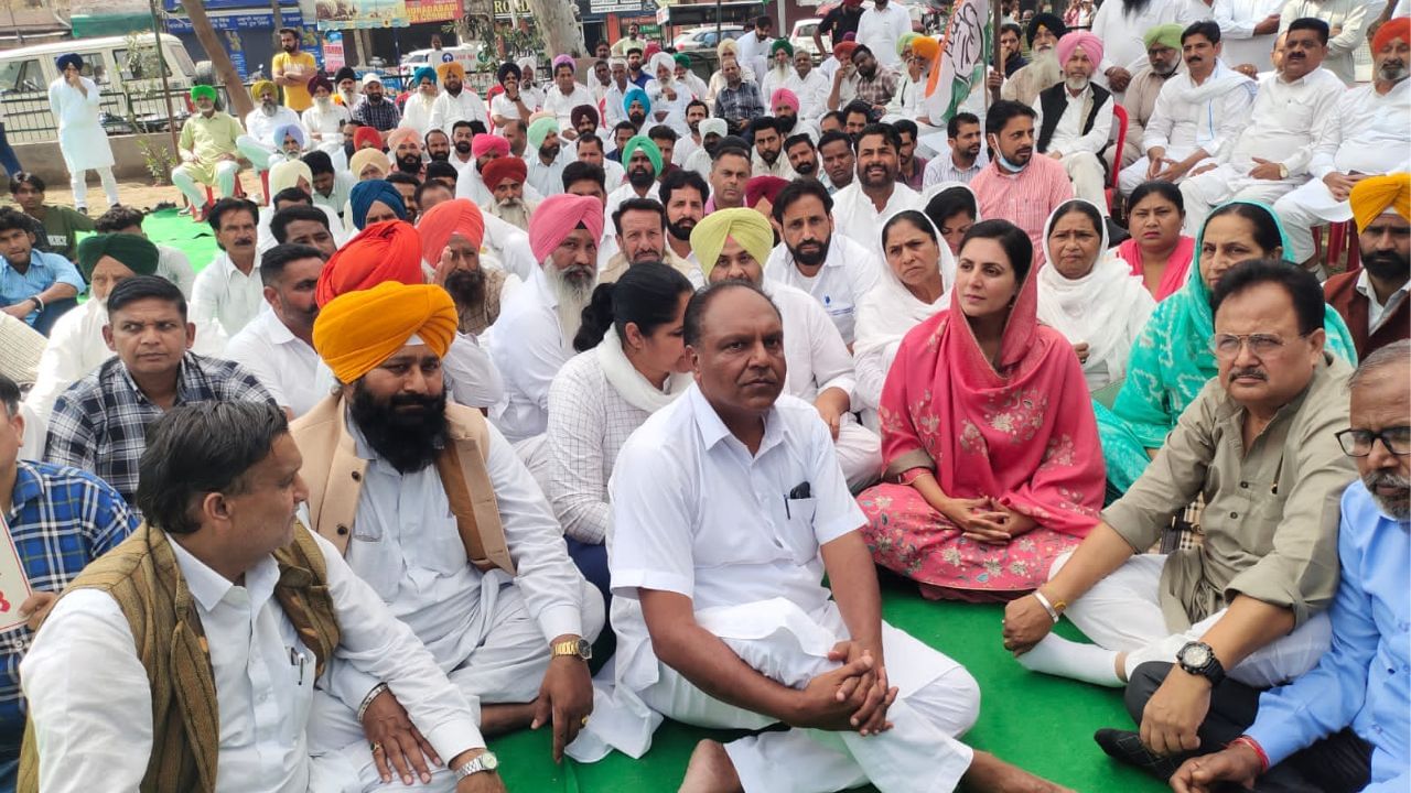Rahul Gandhi ਦੀ ਲੋਕਾਂ ਸਭਾ ਮੈਂਬਰਸ਼ਿਪ ਰੱਦ ਹੋਣ ਤੋਂ ਬਾਅਦ ਕਾਂਗਰਸੀ ਵਰਕਰਾਂ ਵੱਲੋਂ ਰੋਸ ਪ੍ਰਦਰਸ਼ਨ Rahul Gandhi ਦੀ ਲੋਕਾਂ ਸਭਾ ਮੈਂਬਰਸ਼ਿਪ ਰੱਦ ਹੋਣ ਤੋਂ ਬਾਅਦ ਕਾਂਗਰਸੀ ਵਰਕਰਾਂ ਵੱਲੋਂ ਰੋਸ ਪ੍ਰਦਰਸ਼ਨ