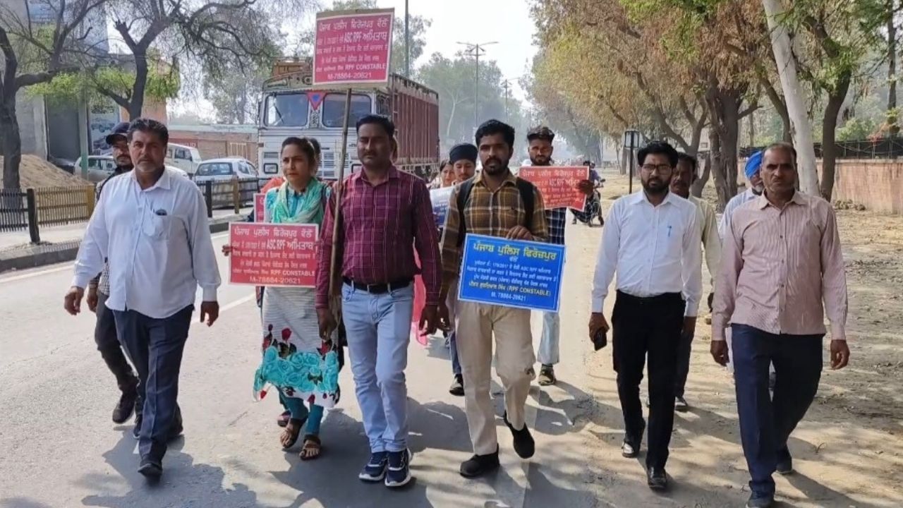 Protest: ਜਲਾਲਾਬਾਦ ਤੋਂ ਮੁੱਖ ਮੰਤਰੀ ਭਵਨ ਚੰਡੀਗੜ੍ਹ ਤੱਕ ਪੈਦਲ ਮਾਰਚ Protest: ਜਲਾਲਾਬਾਦ ਤੋਂ ਮੁੱਖ ਮੰਤਰੀ ਭਵਨ ਚੰਡੀਗੜ੍ਹ ਤੱਕ ਪੈਦਲ ਮਾਰਚ