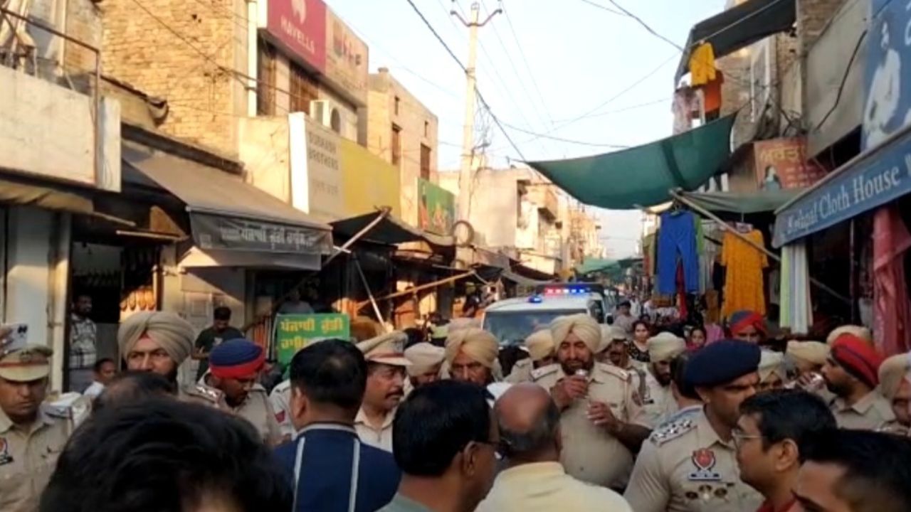 Police Flag March: ਸੁਰੱਖਿਆ ਦੀ ਭਾਵਨਾ ਕਾਇਮ ਕਰਨ ਲਈ ਪੁਲਿਸ ਵੱਲੋਂ ਕੱਢੇ ਜਾ ਰਹੇ ਫਲੈਂਗ ਮਾਰਚ Police Flag March: ਸੁਰੱਖਿਆ ਦੀ ਭਾਵਨਾ ਕਾਇਮ ਕਰਨ ਲਈ ਪੁਲਿਸ ਵੱਲੋਂ ਕੱਢੇ ਜਾ ਰਹੇ ਫਲੈਂਗ ਮਾਰਚ