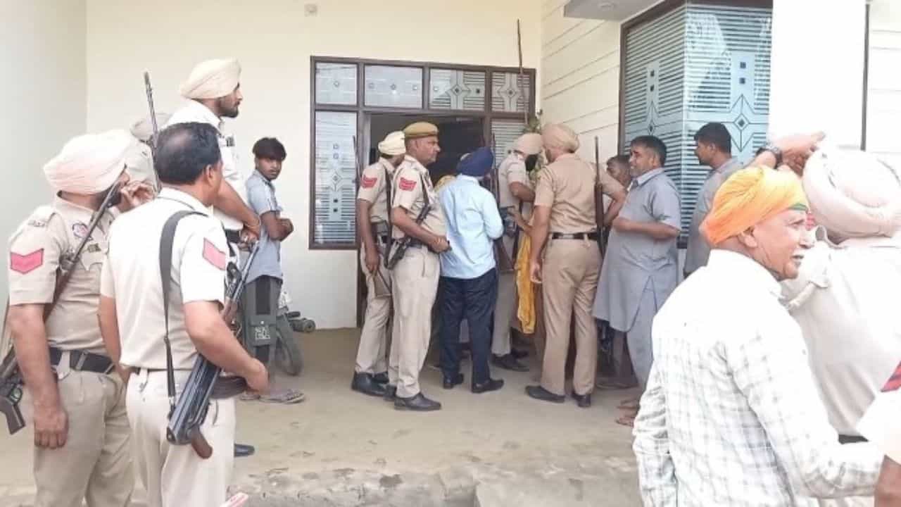 Ferozepur: ਦੇਸੀ ਸ਼ਰਾਬ ਤਸਕਰਾਂ ਨੇ ਰੇਡ ਕਰਨ ਗਈ ਪੁਲਿਸ ਨੂੰ ਡਾਂਗਾਂ, ਗੰਡਾਂਸਿਆ ਨਾਲ ਹਮਲਾ