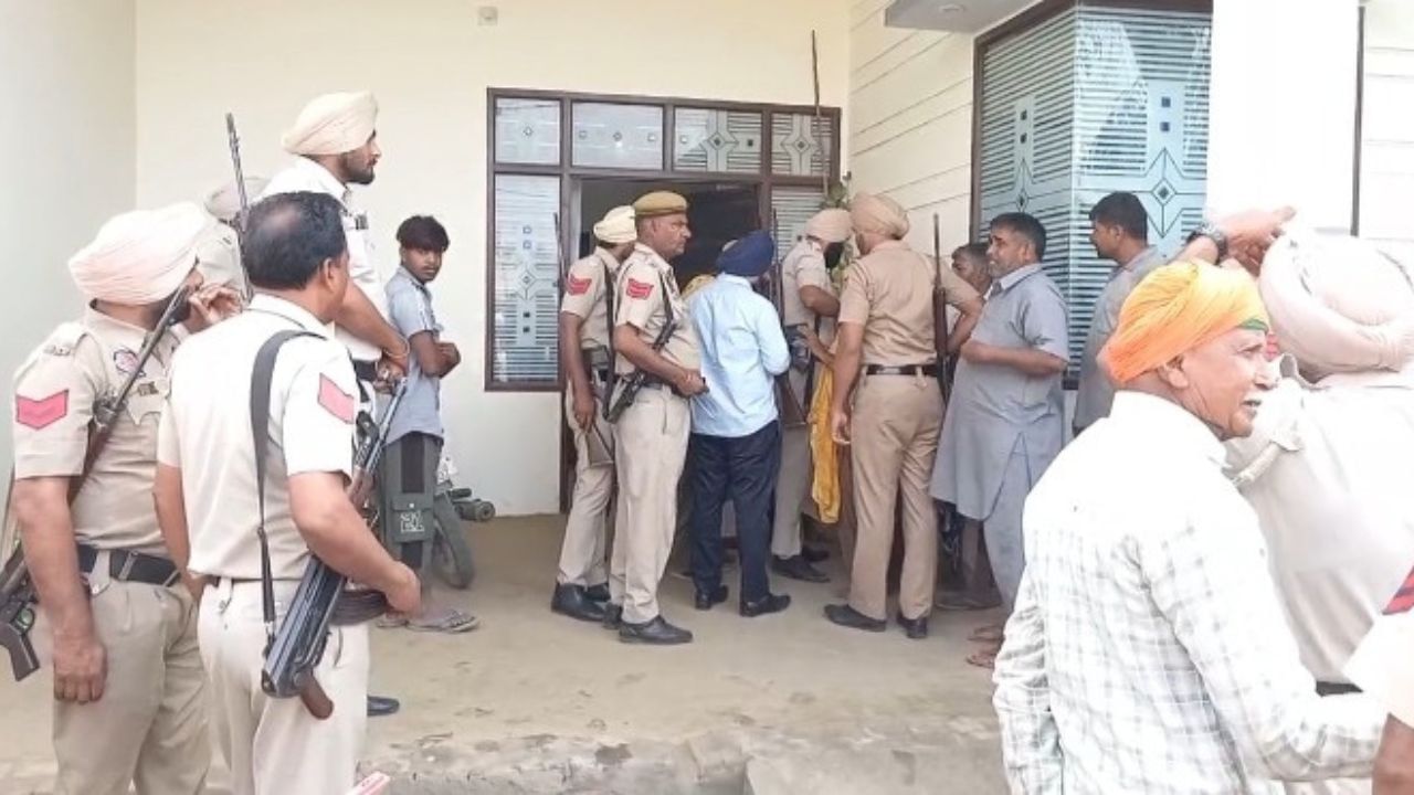 Ferozepur: ਦੇਸੀ ਸ਼ਰਾਬ ਤਸਕਰਾਂ ਨੇ ਰੇਡ ਕਰਨ ਗਈ ਪੁਲਿਸ ਨੂੰ ਡਾਂਗਾਂ, ਗੰਡਾਂਸਿਆ ਨਾਲ ਹਮਲਾ Ferozepur: ਦੇਸੀ ਸ਼ਰਾਬ ਤਸਕਰਾਂ ਨੇ ਰੇਡ ਕਰਨ ਗਈ ਪੁਲਿਸ ਨੂੰ ਡਾਂਗਾਂ, ਗੰਡਾਂਸਿਆ ਨਾਲ ਹਮਲਾ