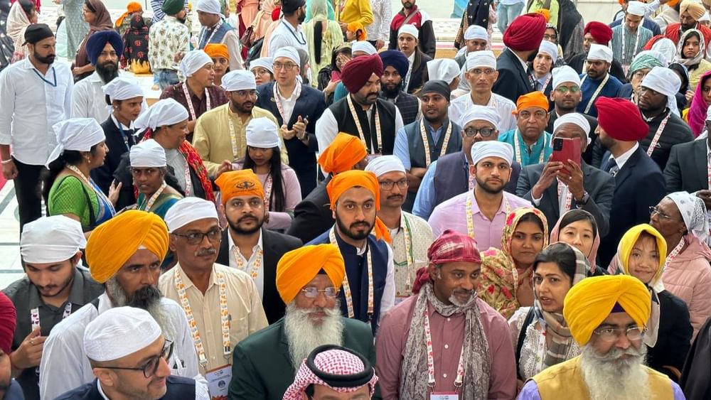 ਪਿੱਛਲੇ ਤਿੰਨ ਦਿਨਾਂ ਤੋਂ ਅੰਮਿਤਸਰ ਵਿੱਚ ਜੀ 20 ਸੰਮੇਲਨ ਚੱਲ ਰਿਹਾ ਸੀ ਜਿਸ ਦਾ ਸ਼ੁੱਕਰਵਾਰ ਨੂੰ ਆਖਰੀ ਦਿਨ ਸੀ। ਜੀ -20 ਦੇ ਡੇਲੀਗੇਟਸ ਅੱਜ ਸੱਚਖੰਡ ਸ੍ਰੀ ਹਰਿਮੰਦਰ ਸਾਹਿਬ ਨਤਮਸਤਕ ਹੋਏ।