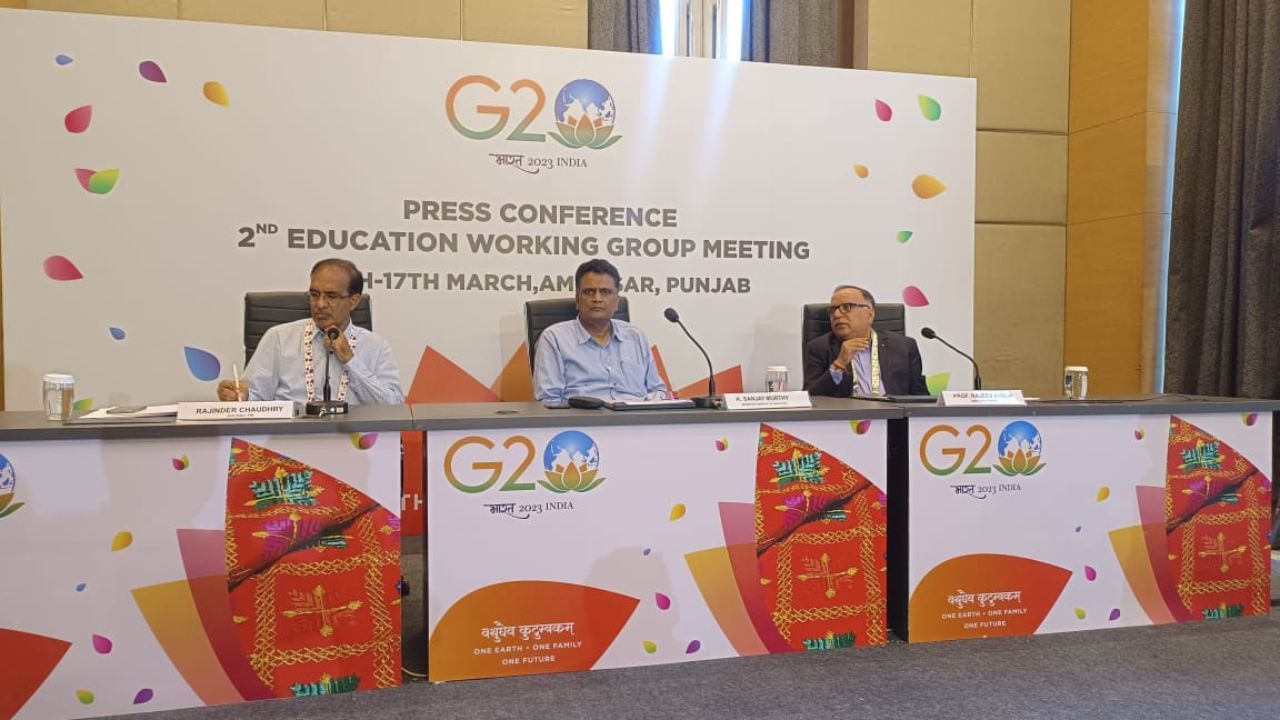 G20 Summit: ਸਮਿਟ ਚ ਸ਼ਾਮਲ ਹੋਣ ਲਈ ਅਮ੍ਰਿਤਸਰ ਪੁਜੱਣ ਲੱਗੇ ਵਿਦੇਸ਼ੀ ਡੇਲੀਗੈਟਸ, ਨਿੱਘਾ ਸਵਾਗਤ G20 Summit: ਸਮਿਟ ਚ ਸ਼ਾਮਲ ਹੋਣ ਲਈ ਅਮ੍ਰਿਤਸਰ ਪੁਜੱਣ ਲੱਗੇ ਵਿਦੇਸ਼ੀ ਡੇਲੀਗੈਟਸ, ਨਿੱਘਾ ਸਵਾਗਤ