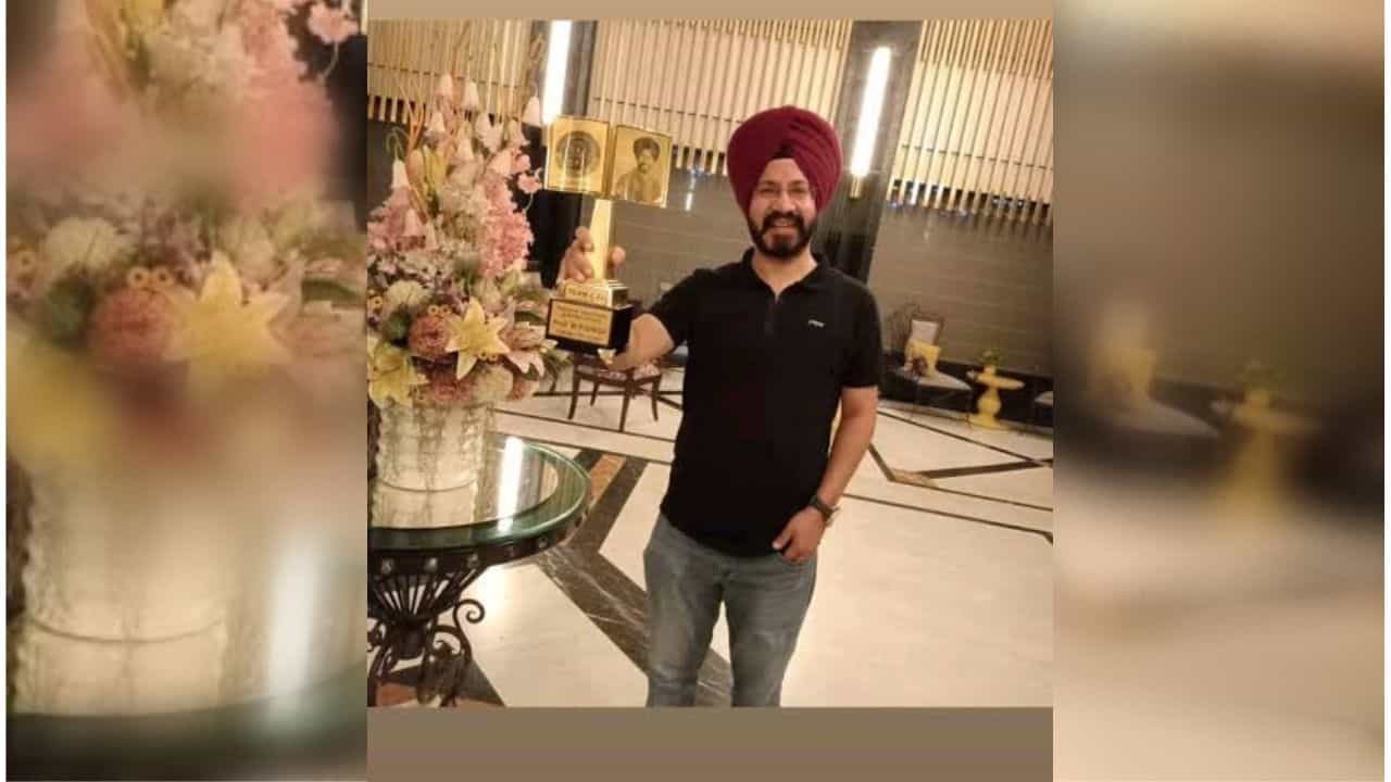 Gun Culture ਨੂੰ ਪ੍ਰਮੋਟ ਕਰਦੇ ਗੀਤ ਨੂੰ ਲੈ ਕੇ ਰਾਏਕੋਟੀ ਖਿਲਾਫ ਮਾਮਲਾ ਦਰਜ ਕਰਵਾਉਣ ਤੇ ਅੜੇ ਕੈਮਿਸਟਰੀ ਗੁਰੂ Gun Culture ਨੂੰ ਪ੍ਰਮੋਟ ਕਰਦੇ ਗੀਤ ਨੂੰ ਲੈ ਕੇ ਰਾਏਕੋਟੀ ਖਿਲਾਫ ਮਾਮਲਾ ਦਰਜ ਕਰਵਾਉਣ ਤੇ ਅੜੇ ਕੈਮਿਸਟਰੀ ਗੁਰੂ