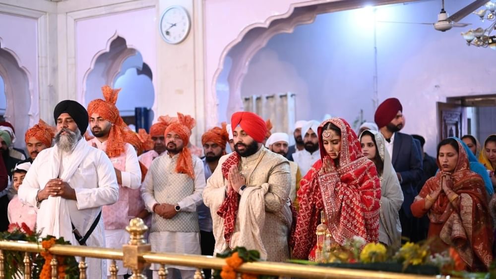 ਕੈਬਨਿਟ ਮੰਤਰੀ ਹਰਜੋਤ ਸਿੰਘ ਬੈਂਸ ਅਤੇ IPS ਜਯੋਤੀ ਯਾਦਵ ਨੇ ਗੁਰੂ ਸਾਹਿਬ ਅੱਗੇ ਨਤਮਸਤਕ ਹੋਏ। ਵਿਆਹ ਸਮਾਗਮ ਵਿੱਚ ਪਹੁੰਚੇ ਆਮ ਆਦਮੀ ਪਾਰਟੀ ਦੇ ਕਈ ਵੱਡੇ ਆਗੂਆਂ ਨੇ ਉਨ੍ਹਾਂ ਨੂੰ ਵਧਾਇਆ ਦਿੱਤੀਆਂ।