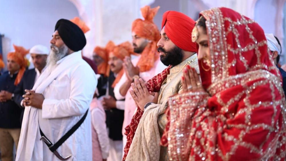 ਵਿਆਹ ਦੇ ਪ੍ਰੋਗਰਾਮ 'ਚ ਮੌਸਮ ਦੀ ਖਰਾਬੀ ਹੋਣ ਕਾਰਨ ਰੁਕਾਵਟ ਜ਼ਰੂਰ ਪਈ ਹੈ ਅਤੇ ਪ੍ਰੋਗਰਾਮ 'ਚ ਥੋੜ੍ਹੀ ਤਬਦੀਲੀ ਕੀਤੀ ਗਈ। ਹੁਣ ਵਿਆਹ ਦੇ ਬਾਕੀ ਸਮਾਗਮ ਨੰਗਲ ਦੇ NFL ਸਟੇਡੀਅਮ ਵਿੱਚ ਹੋਣਗੇ। ਜਿਸ ਵਿੱਚ ਪੰਜਾਬ ਆਮ ਆਦਮੀ ਪਾਰਟੀ ਦੇ ਕਈ ਵੱਡੇ ਆਗੂ ਮੌਜੂਦ ਰਹਿਣਗੇ।