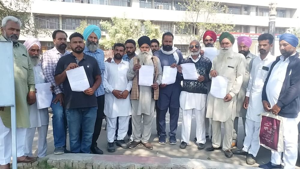 Honey Bee Farming: ਮੰਦੀ ਦੇ ਦੌਰ ‘ਚੋਂ ਗੁਜਰ ਰਹੇ ਪੰਜਾਬ ਭਰ ਦੇ ਮਧੂ ਮੱਖੀ ਪਾਲਕ Honey Bee Farming: ਮੰਦੀ ਦੇ ਦੌਰ ‘ਚੋਂ ਗੁਜਰ ਰਹੇ ਪੰਜਾਬ ਭਰ ਦੇ ਮਧੂ ਮੱਖੀ ਪਾਲਕ