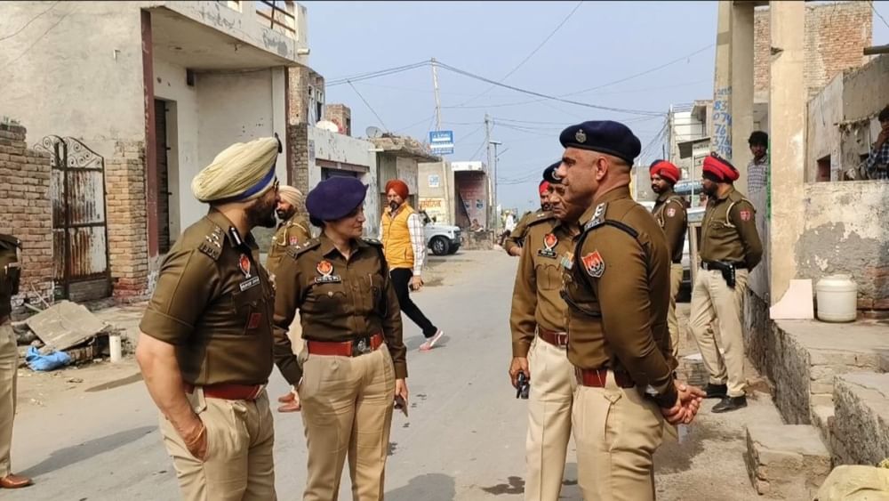 Police Raid: ਜਲਾਲਾਬਾਦ ਪੁਲਿਸ ਨੇ ਕੱਸਿਆ ਸ਼ਰਾਬ ਤਸਕਰਾਂ ‘ਤੇ ਸ਼ਿਕੰਜਾ, ਚਾਰ ਗ੍ਰਿਫਤਾਰ Police Raid: ਜਲਾਲਾਬਾਦ ਪੁਲਿਸ ਨੇ ਕੱਸਿਆ ਸ਼ਰਾਬ ਤਸਕਰਾਂ ‘ਤੇ ਸ਼ਿਕੰਜਾ, ਚਾਰ ਗ੍ਰਿਫਤਾਰ