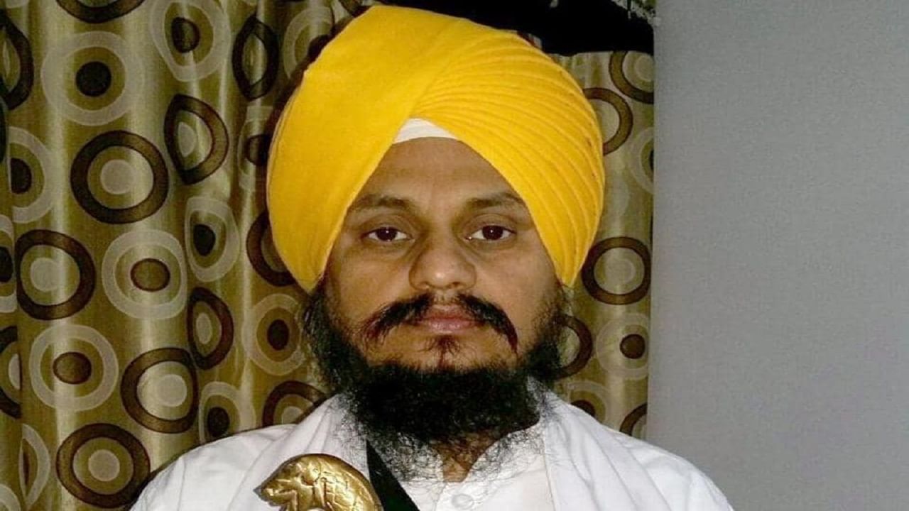 Amritpal Singh: ਅਕਾਲ ਤਖ਼ਤ ਦੇ ਜਥੇਦਾਰ ਦਾ ਐਲਾਨ- ਸਰੰਡਰ ਕਰੇ ਅੰਮ੍ਰਿਤਪਾਲ ਸਿੰਘ, ਡਰ ਦਾ ਨਾ ਬਣੇ ਮਾਹੌਲ Amritpal Singh: ਅਕਾਲ ਤਖ਼ਤ ਦੇ ਜਥੇਦਾਰ ਦਾ ਐਲਾਨ- ਸਰੰਡਰ ਕਰੇ ਅੰਮ੍ਰਿਤਪਾਲ ਸਿੰਘ, ਡਰ ਦਾ ਨਾ ਬਣੇ ਮਾਹੌਲ
