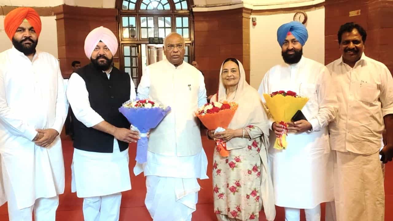 By poll: ਜਲੰਧਰ ਲੋਕਸਭਾ ਜ਼ਿਮਨੀ ਚੋਣ ਤੋਂ ਕਾਂਗਰਸੀ ਉਮੀਦਵਾਰ ਦੀ ਮਲਿਕਾਰਜੁਨ ਖੜਗੇ ਮੁਲਾਕਾਤ By poll: ਜਲੰਧਰ ਲੋਕਸਭਾ ਜ਼ਿਮਨੀ ਚੋਣ ਤੋਂ ਕਾਂਗਰਸੀ ਉਮੀਦਵਾਰ ਦੀ ਮਲਿਕਾਰਜੁਨ ਖੜਗੇ ਮੁਲਾਕਾਤ