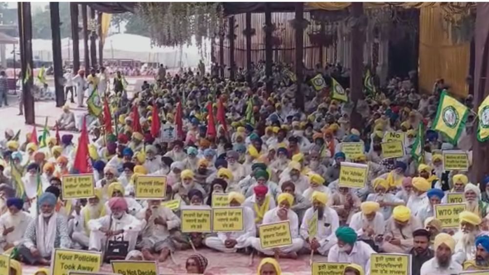 ਇਸ ਵੇਲ੍ਹੇ ਜਿਥੇ ਜੀ 20 ਸਮਿਟ 2023 ਨੂੰ ਲੈ ਕੇ ਹਰ ਪਾਸੇ ਧੂਮ ਮਚੀ ਹੋਈ ਹੈ ਉਥੇ ਹੀ ਕਿਸਾਨ ਜਥੇਬੰਦੀਆਂ ਇਸ ਸਮਿਟ ਦਾ ਵਿਰੋਧ ਕਰ ਰਹੀਆਂ ਹਨ। ਉਨ੍ਹਾਂ ਦਾ ਕਹਿਣਾ ਹੈ ਕਿ ਜਿਨ੍ਹਾਂ ਨੇ ਸਾਡੇ ਲੌਕਾ ਤੇ ਤਸ਼ੱਦਦ ਢਾਈ, ਜਿਨ੍ਹਾਂ ਨੇ ਸ਼ਹੀਦ ਭਗਤ ਸਿੰਘ (Shaheed Bhagat Singh) ਨੂੰ ਫਾਸੀ ਤੇ ਚੜ੍ਹਾ ਦਿੱਤਾ, ਅੱਜ ਸਾਡੀਆਂ ਸਰਕਾਰਾਂ ਉਨ੍ਹਾਂ ਵਿਦੇਸ਼ੀਆਂ ਦੀ ਮੇਜਬਾਨੀ ਕਰ ਰਹੀਆ ਹਨ, ਜਿਸਦਾ ਉਹ ਪੂਰੀ ਤਰ੍ਹਾਂ ਨਾਲ ਵਿਰੋਧ ਕਰਦੇ ਹਾਂ।