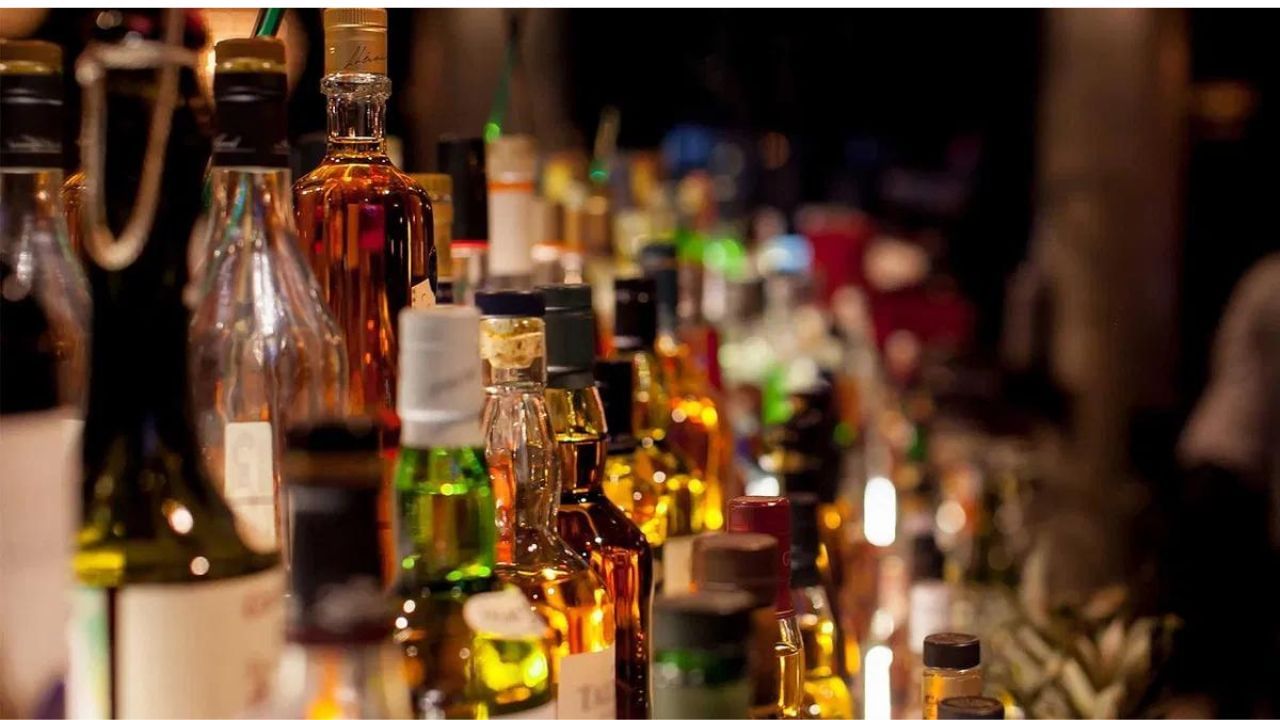 Liquor Sale in Shops: ਠੇਕਿਆਂ ਤੋਂ ਇਲਾਵਾ ਹੁਣ ਦੁਕਾਨਾਂ ‘ਤੇ ਵੀ ਵਿਕੇਗੀ ਸ਼ਰਾਬ, 1 ਅਪ੍ਰੈਲ ਤੋਂ ਲਾਗੂ ਹੋ ਸਕਦਾ ਹੈ ਨਿਯਮ Liquor Sale in Shops: ਠੇਕਿਆਂ ਤੋਂ ਇਲਾਵਾ ਹੁਣ ਦੁਕਾਨਾਂ ‘ਤੇ ਵੀ ਵਿਕੇਗੀ ਸ਼ਰਾਬ, 1 ਅਪ੍ਰੈਲ ਤੋਂ ਲਾਗੂ ਹੋ ਸਕਦਾ ਹੈ ਨਿਯਮ