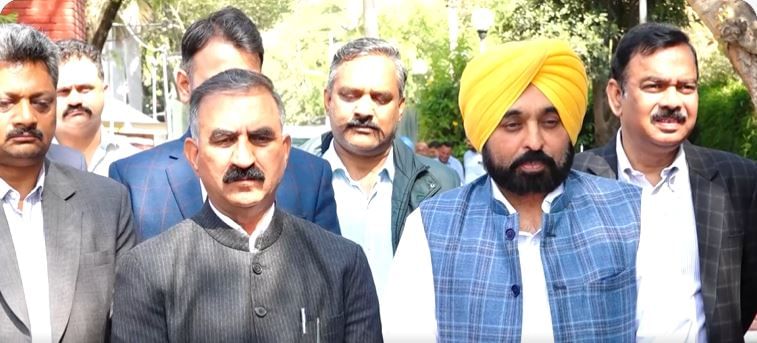 ਇਸ ਦੌਰਾਨ ਮੁੱਖ ਮੰਤਰੀ ਨੇ ਸ੍ਰੀ ਆਨੰਦਪੁਰ ਸਾਹਿਬ ਅਤੇ ਨੈਣਾ ਦੇਵੀ ਜੀ ਵਿਚਕਾਰ ਰੋਪਵੇਅ ਦੀ ਵਕਾਲਤ ਕੀਤੀ ਤਾਂ ਜੋ ਦੋਵਾਂ ਰਾਜਾਂ ਨੂੰ ਆਪਸੀ ਲਾਭ ਹੋ ਸਕੇ। ਉਨ੍ਹਾਂ ਕਿਹਾ ਕਿ ਰੋਪਵੇਅ ਨਾਲ ਇਨ੍ਹਾਂ ਦੋਵਾਂ ਇਤਿਹਾਸਕ ਅਤੇ ਧਾਰਮਿਕ ਸਥਾਨਾਂ ਦੇ ਦਰਸ਼ਨਾਂ ਲਈ ਲੱਖਾਂ ਸ਼ਰਧਾਲੂਆਂ ਨੂੰ ਸਹੂਲਤ ਮਿਲੇਗੀ।