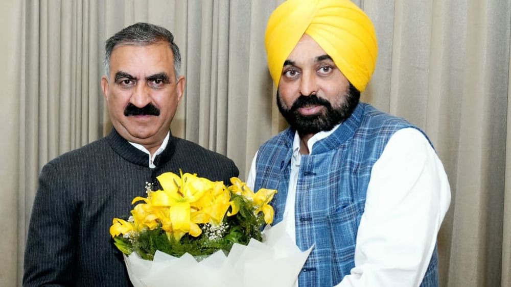 ਜਾਬ ਦੇ ਮੁੱਖ ਮੰਤਰੀ ਭਗਵੰਤ ਮਾਨ (Bhagwant Maan) ਨੇ ਪਹਾੜੀ ਰਾਜ ਹਿਮਾਚਲ ਪ੍ਰਦੇਸ਼ ਦੇ ਆਪਣੇ ਹਮਰੁਤਬਾ ਸੀਐਮ ਸੁਖਵਿੰਦਰ ਸਿੰਘ ਸੁੱਖੂ (Sukhwinder Singh Sukhu) ਨਾਲ ਅੱਜ ਸਵੇਰੇ ਆਪਣੀ ਸਰਕਾਰੀ ਰਿਹਾਇਸ਼ 'ਤੇ ਮੁਲਾਕਾਤ ਕੀਤੀ। ਇਸ ਦੌਰਾਨ ਹੋਈ ਮੀਟਿੰਗ ਵਿਚ ਵੱਖ ਵੱਖ ਮਸਲੇ ਤੇ ਗੱਲਬਾਤ ਕੀਤੀ ਗਈ।
