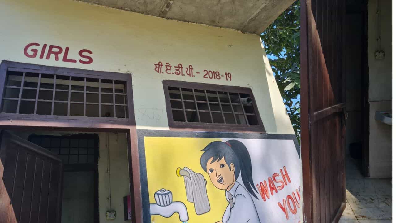 Abusive Photos: ਸਰਕਾਰੀ ਸਕੂਲ ਚ ਦਾਖਲ ਹੋ ਸ਼ਰਾਰਤੀ ਅਨਸਰਾਂ ਨੇ ਲਿਖੀ ਗਲਤ ਸ਼ਬਦਾਵਾਲੀ