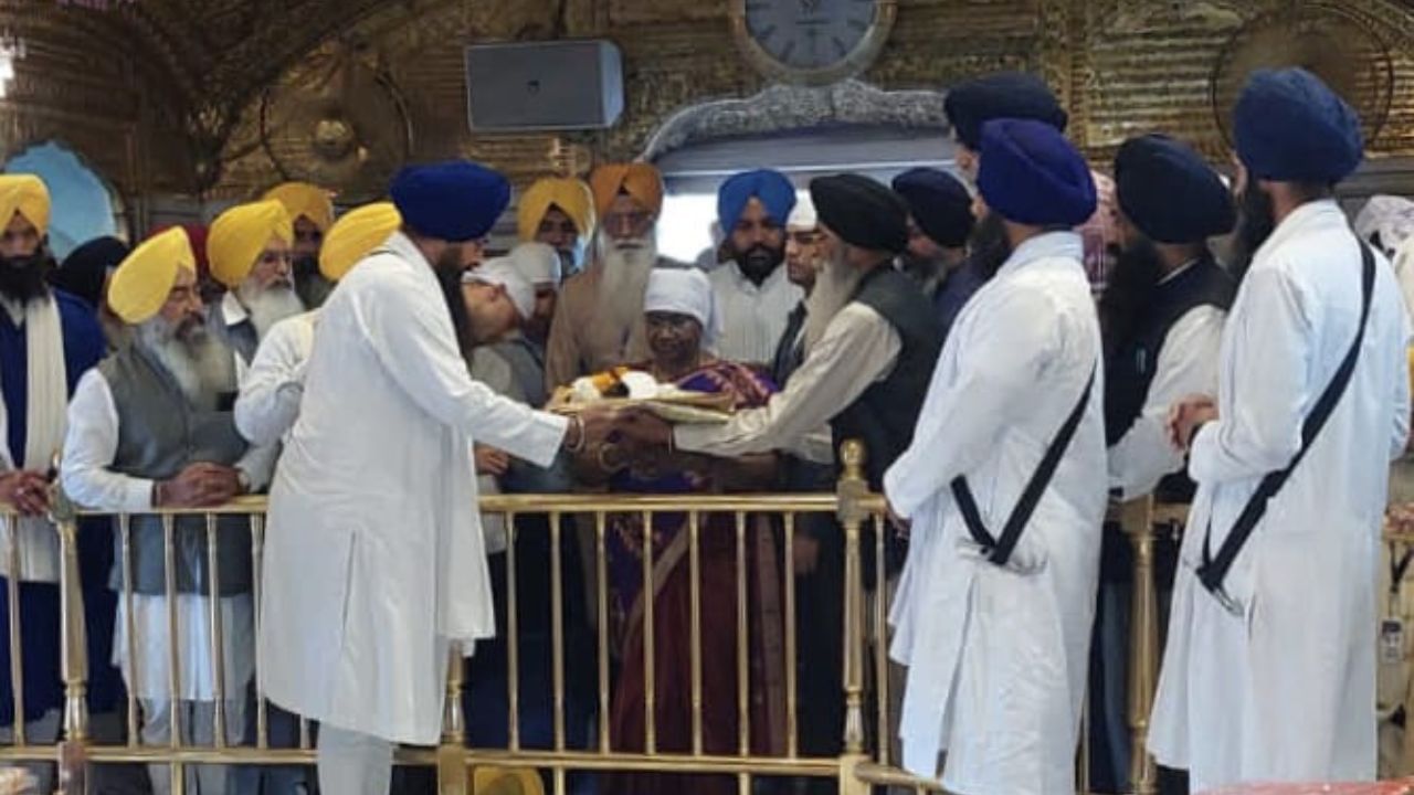 President Amritsar Visit: ਰਾਸ਼ਟਰਪਤੀ ਦ੍ਰੌਪਦੀ ਮੁਰਮੂ ਨੇ ਸ੍ਰੀ ਹਰਿਮੰਦਿਰ ਸਾਹਿਬ ਵਿੱਖੇ ਟੇਕਿਆ ਮੱਥਾ President Amritsar Visit: ਰਾਸ਼ਟਰਪਤੀ ਦ੍ਰੌਪਦੀ ਮੁਰਮੂ ਨੇ ਸ੍ਰੀ ਹਰਿਮੰਦਿਰ ਸਾਹਿਬ ਵਿੱਖੇ ਟੇਕਿਆ ਮੱਥਾ