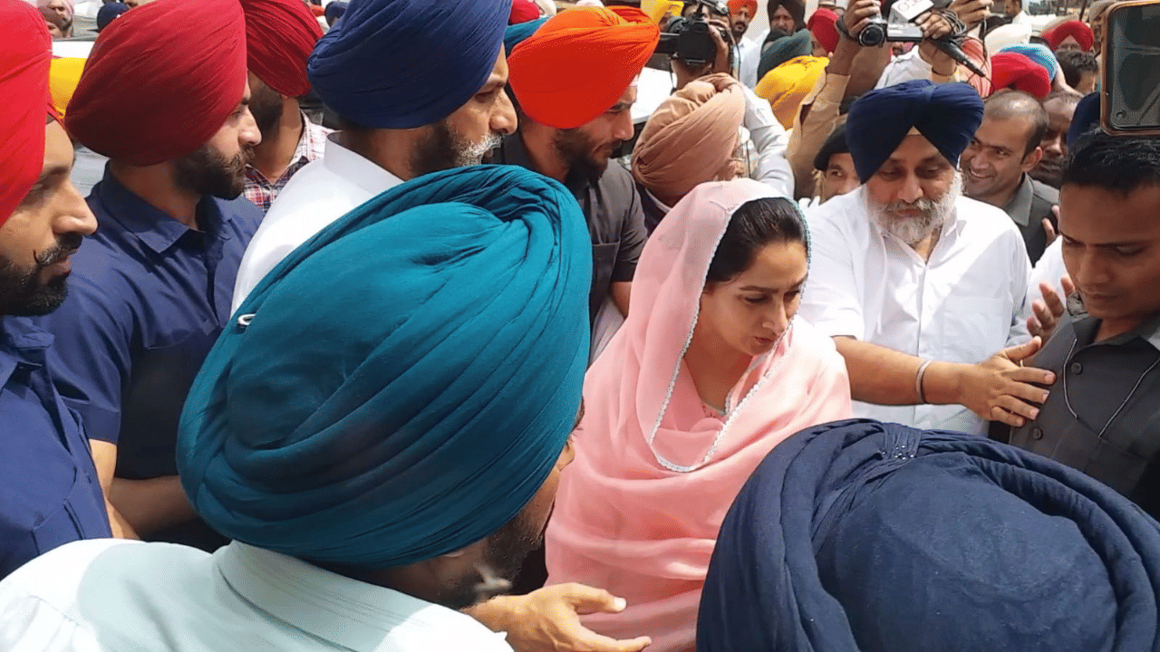 Kotkapura Firing Case: ਫਰੀਦਕੋਟ ਅਦਾਲਤ ਚ ਪੇਸ਼ ਹੋਏ ਸੁਖਬੀਰ ਅਤੇ ਪ੍ਰਕਾਸ਼ ਬਾਦਲ Kotkapura Firing Case: ਫਰੀਦਕੋਟ ਅਦਾਲਤ ਚ ਪੇਸ਼ ਹੋਏ ਸੁਖਬੀਰ ਅਤੇ ਪ੍ਰਕਾਸ਼ ਬਾਦਲ