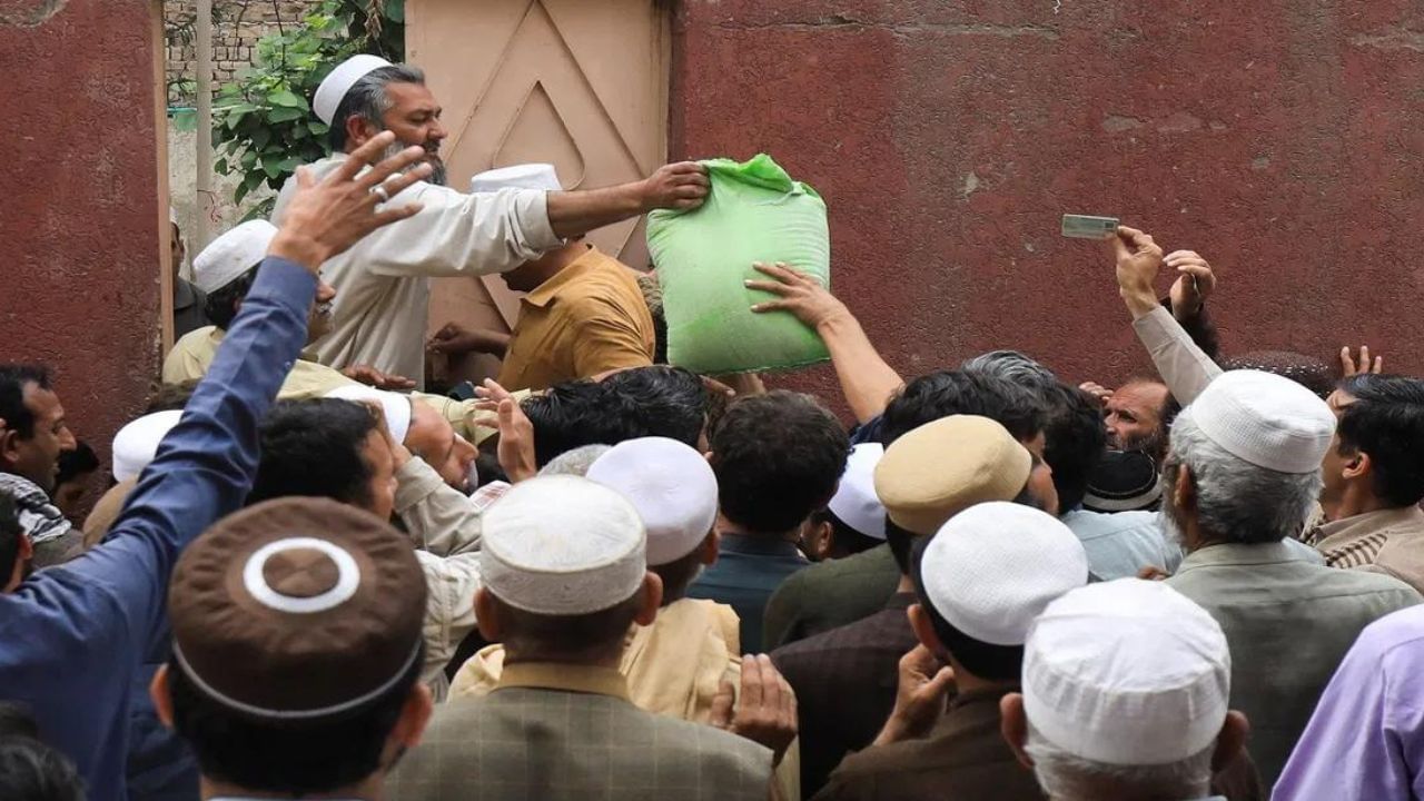 Pakistan Crisis: ਕੰਗਾਲ ਪਾਕਿਸਤਾਨ ਦਾਣੇ-ਦਾਣੇ ਲਈ ਮੋਹਤਾਜ ! ਆਟਾ ਲੈਣ ਸਮੇਂ ਮਚੀ ਭਾਜੜ, ਹੁਣ ਤੱਕ 5 ਮੌਤਾਂ Pakistan Crisis: ਕੰਗਾਲ ਪਾਕਿਸਤਾਨ ਦਾਣੇ-ਦਾਣੇ ਲਈ ਮੋਹਤਾਜ ! ਆਟਾ ਲੈਣ ਸਮੇਂ ਮਚੀ ਭਾਜੜ, ਹੁਣ ਤੱਕ 5 ਮੌਤਾਂ