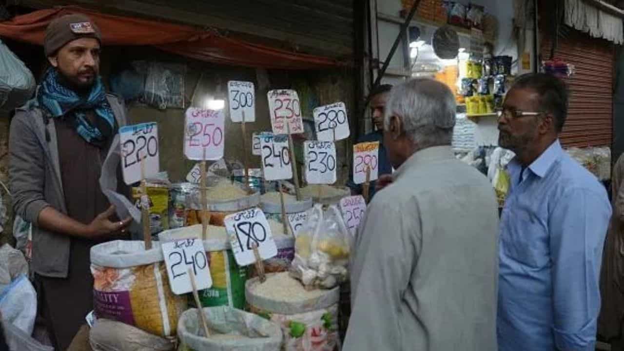 Pakistan ਵਿੱਚ 235 ਰੁਪਏ ਚ 12 ਅੰਡੇ, 150 ਚ 1 ਕਿਲੋ ਆਟਾ,  ਮਹਿੰਗਾਈ ਦਾ ਬੁਰਾ ਹਾਲ