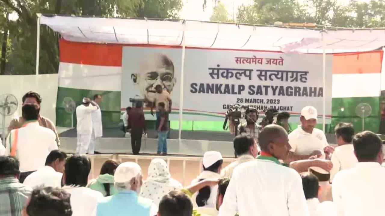 Rahul Gandhi: ਰਾਹੁਲ ਗਾਂਧੀ ਦੇ ਸਮਰਥਨ ਚ ਕਾਂਗਰਸ ਦੇ ਹੱਲਾਬੋਲ, ਰਾਜਘਾਟ ਜਮ੍ਹਾ ਹੋਏ ਕਾਂਗਰਸੀ