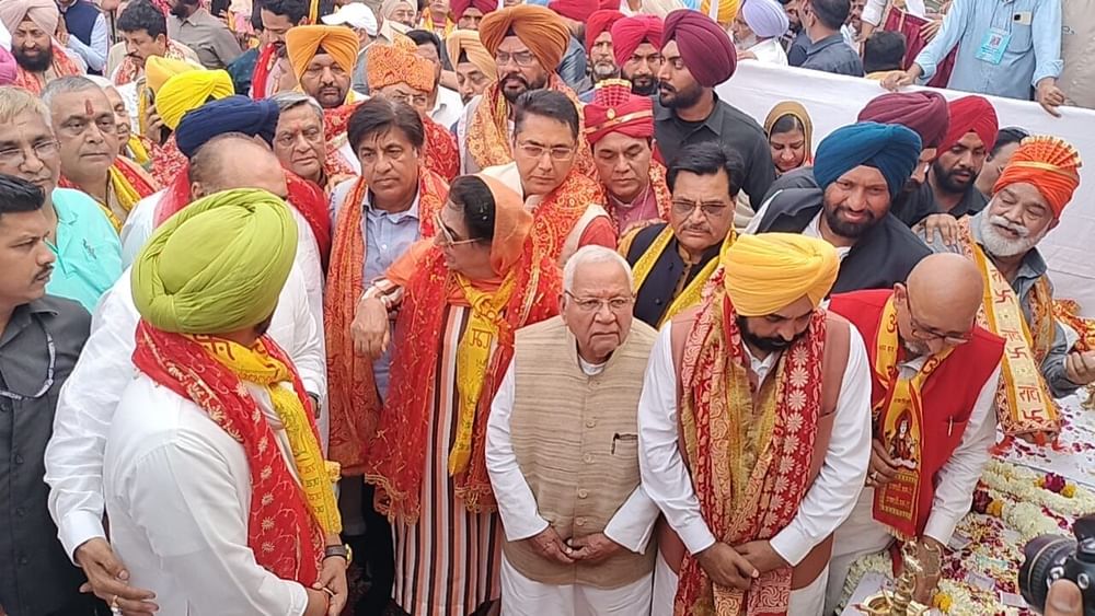 ਸ਼ਾਇਦ ਪਹਿਲੀ ਵਾਰ ਇਹ ਸਾਰੇ ਆਗੂ ਇਕੱਠੇ ਇੱਕ ਮੰਚ ਤੇ ਬੈਠੇ ਦਿਖਾਈ ਦਿੱਤੇ। ਇਸ ਮੌਕੇ ਅੰਮ੍ਰਿਤਪਾਲ ਨੂੰ ਲੈ ਕੇ ਸਾਰੇ ਆਗੂਆਂ ਦੀ ਮਿਲੀ-ਜੁਲੀ ਪ੍ਰਤੀਕਿਰਿਆ ਦੇਖਣ ਨੂੰ ਮਿਲੀ।