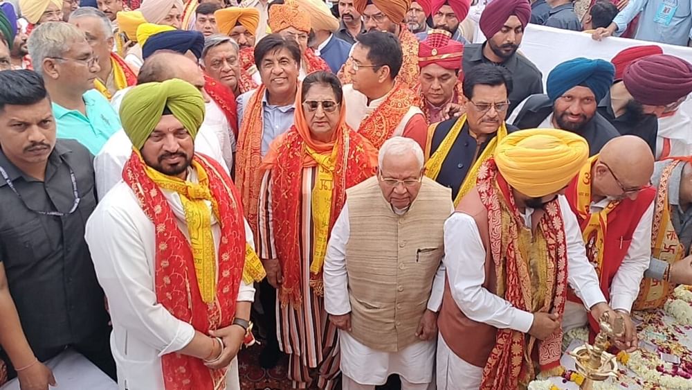 ਸ਼ੋਭਾ ਯਾਤਰਾ ਵਿੱਚ ਹਿੱਸਾ ਲੈਣ ਵਾਲੇ ਆਗੂਆਂ ਵਿੱਚ ਮੁੱਖ ਮੰਤਰੀ ਭਗਵੰਤ ਮਾਨ, ਕੈਬਿਨੇਟ ਮੰਤਰੀ ਕੁਲਦੀਪ ਸਿੰਘ ਧਾਲੀਵਾਲ, ਸ਼੍ਰੋਮਣੀ ਅਕਾਲੀ ਦੱਲ ਪ੍ਰਧਾਨ ਸੁਖਬੀਰ ਸਿੰਘ ਬਾਦਲ, ਕਾਂਗਰਸ ਆਗੂ ਪ੍ਰਤਾਪ ਸਿੰਘ ਬਾਜਵਾ, ਬੀਬੀ ਰਾਜਿੰਦਰ ਕੌਰ ਭੱਠਲ, ਐਂਟੀ ਟੈਰਰਿਸਟ ਫਰੰਟ ਦੇ ਪ੍ਰਧਾਨ ਐਮਐਸ ਬਿੱਟਾ, ਬੀਜੇਪੀ ਆਗੂ ਮਨੋਰੰਜਨ ਕਾਲੀਆ ਸਮੇਤ ਹੋਰ ਕਈ ਉੱਘੇ ਨੇਤਾ ਹਾਜਿਰ ਸਨ।